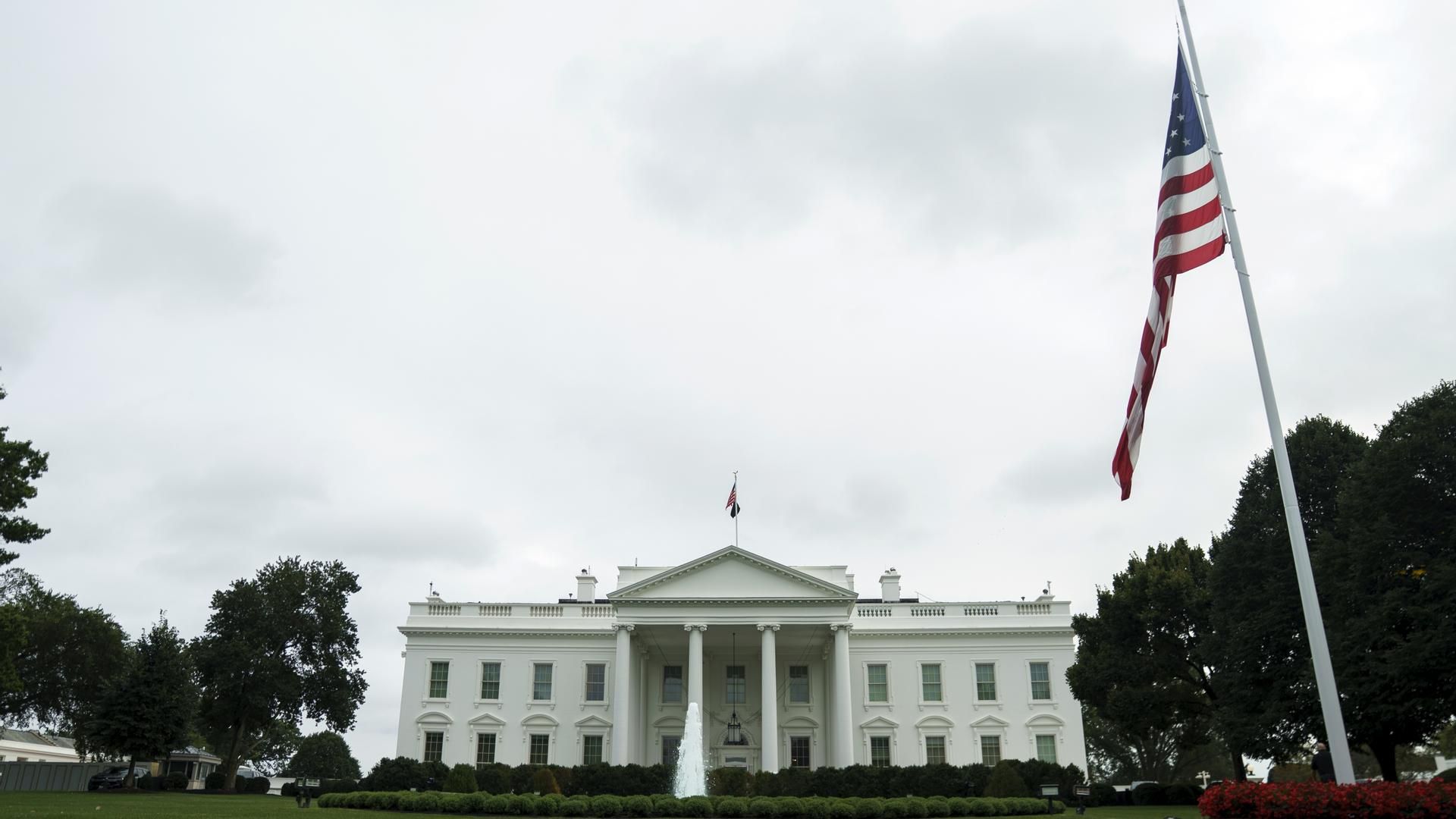 Banderas a media asta en la Casa Blanca por Charlie Kirk