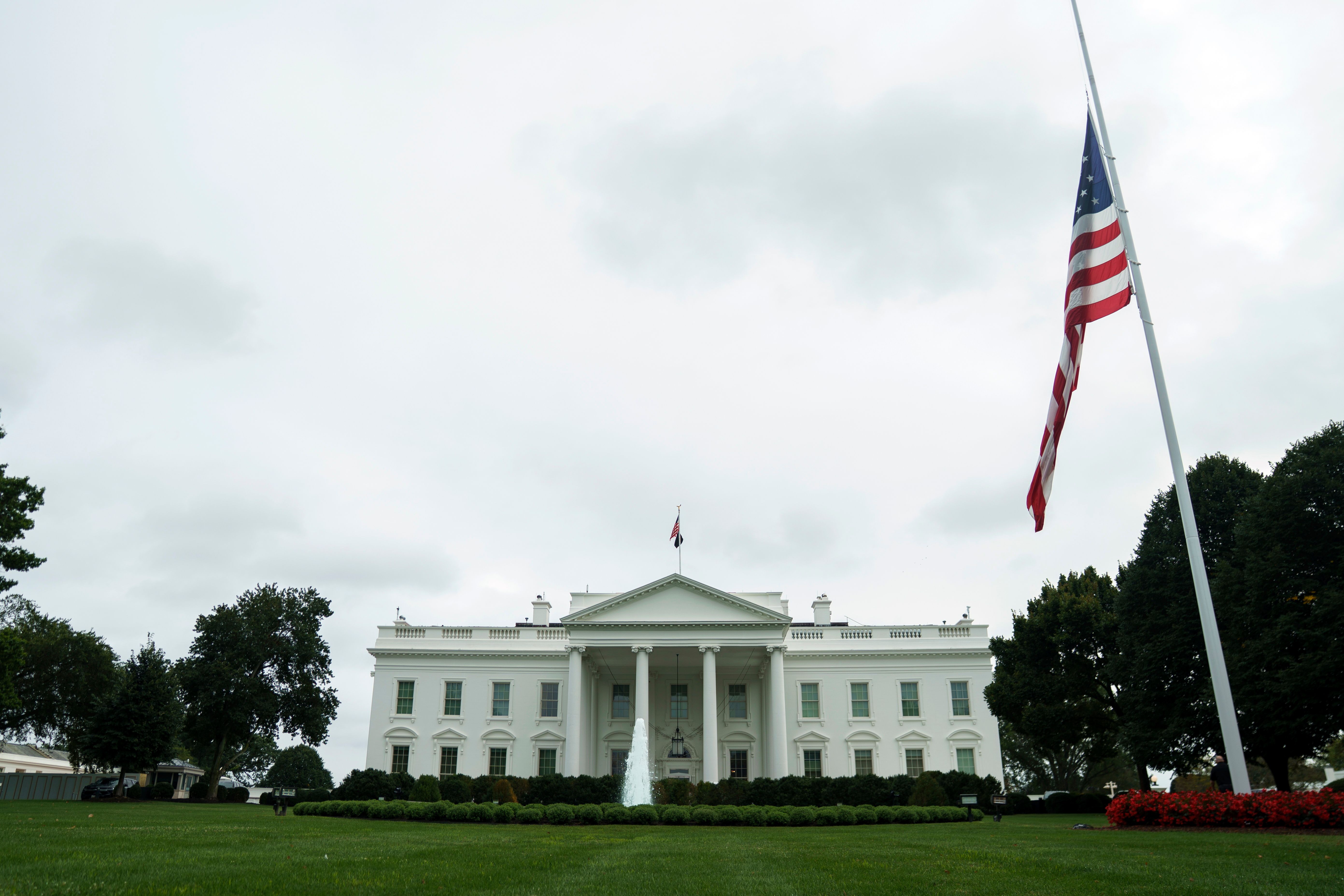 Banderas a media asta en la Casa Blanca por Charlie Kirk
