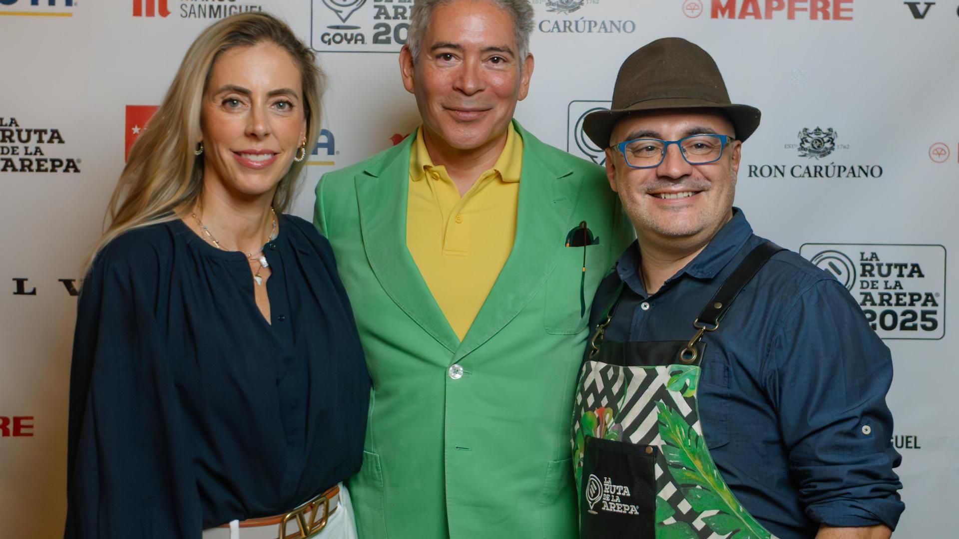 Boris Izaguirre junto a Ernesto Lotitto y Johanna von Müller-Klingspor