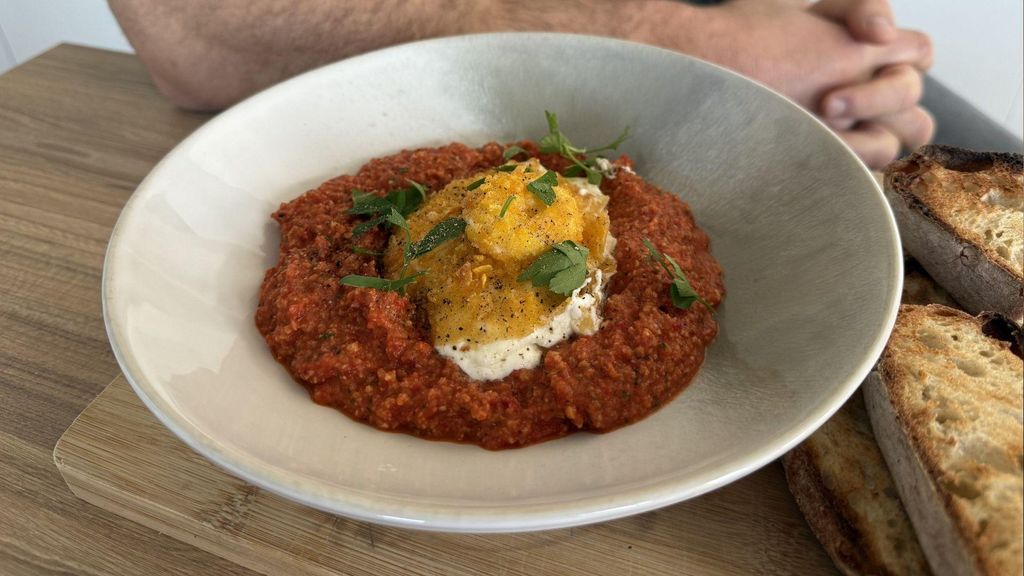 Saúl Craviotto nos prepara su burrata frita con salsa casera: su receta para rebañar el plato