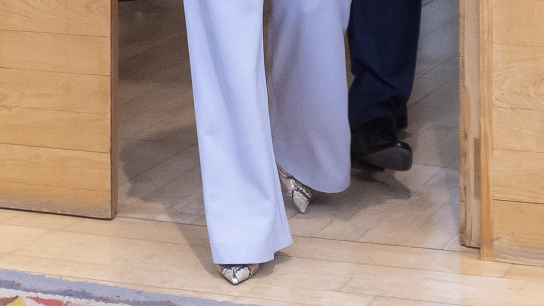 Detalle de los zapatos de Isabel Díaz Ayuso