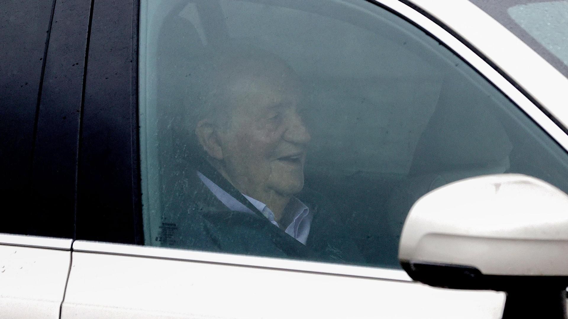 El rey Juan Carlos llega a Galicia para preparar el Mundial de vela con la tripulación del Bribón