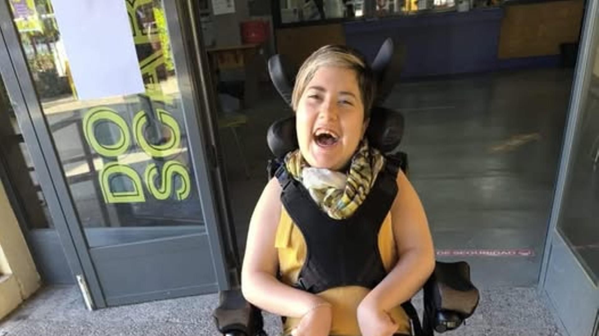 Elsa, primer caso de ELA infantil en España, llega a la universidad