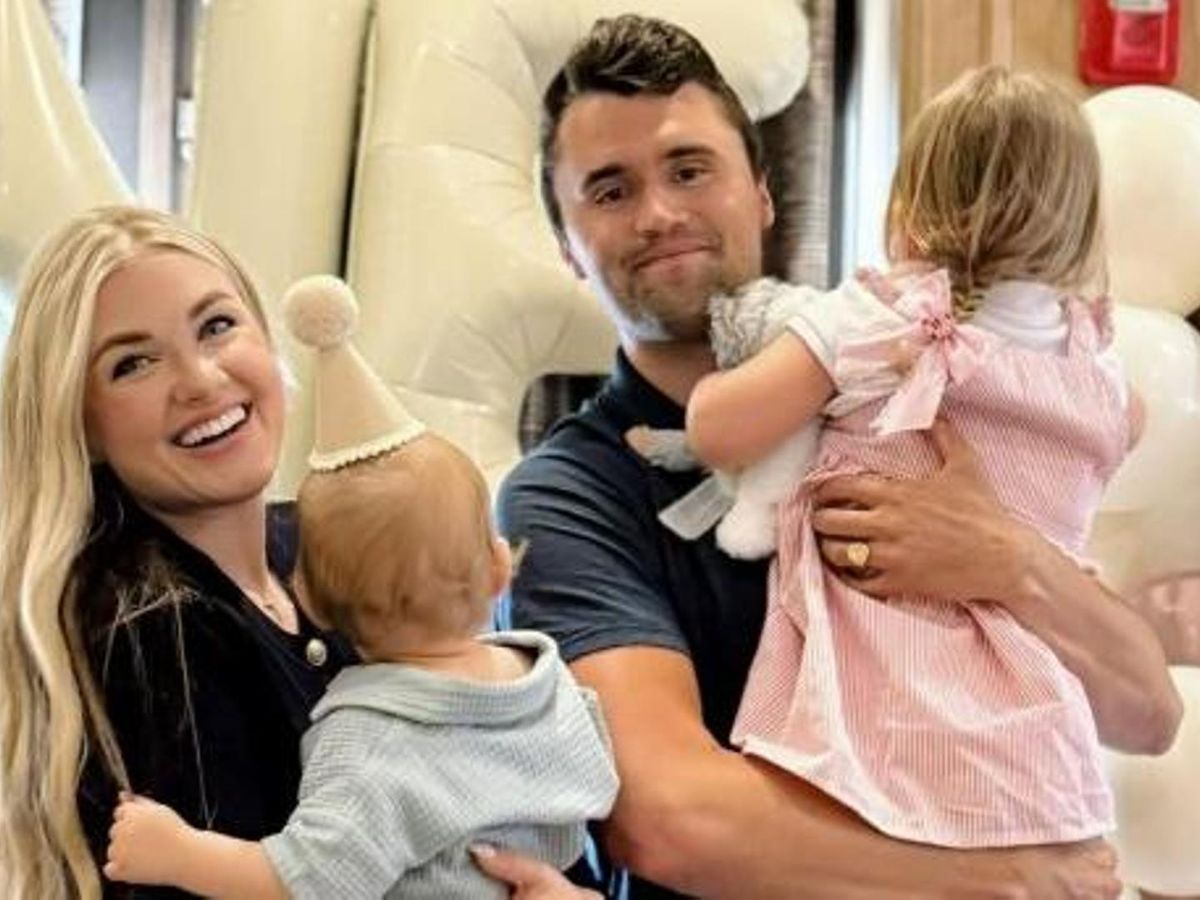 La esposa de Charlie Kirk está demasiado devastada para contarle a sus hijos que "papá no volverá a casa"