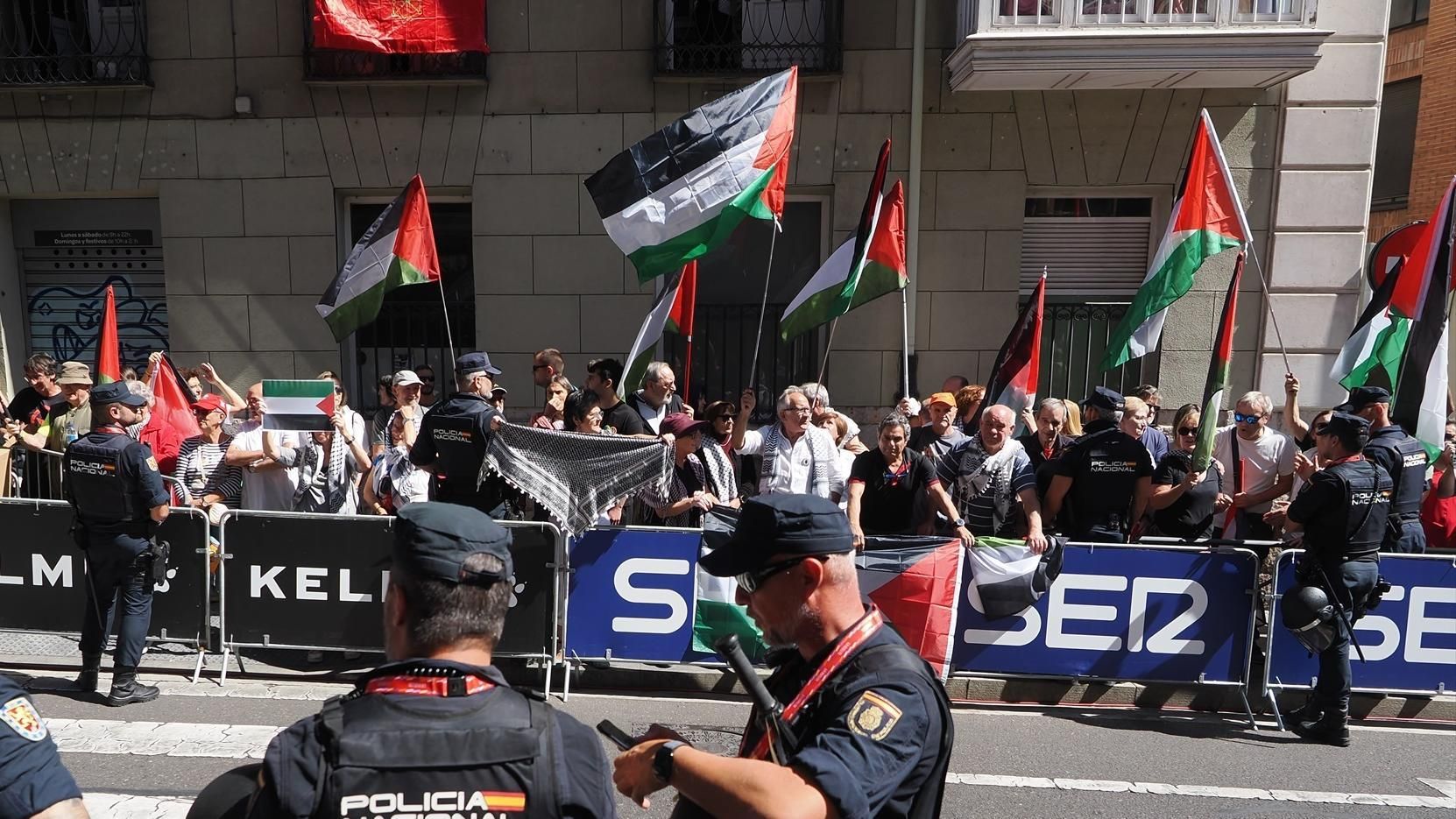 EuropaPress 6946668 manifestantes esperan paso ciclistas 18 etapa vuelta espana 11 septiembre
