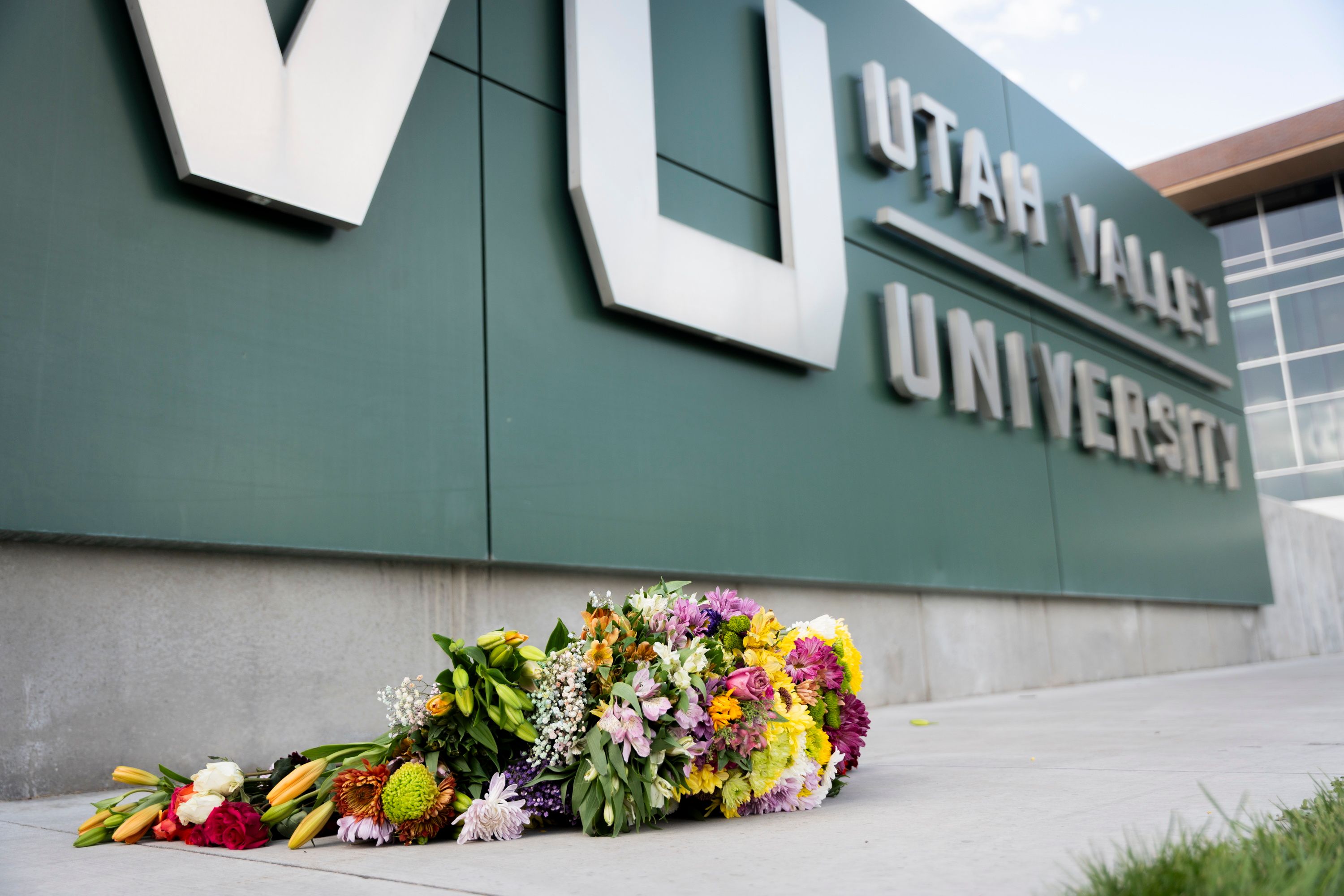 Flores en memoria de Charlie Kirk en la Universidad del Valle de Utah, donde fue asesinado