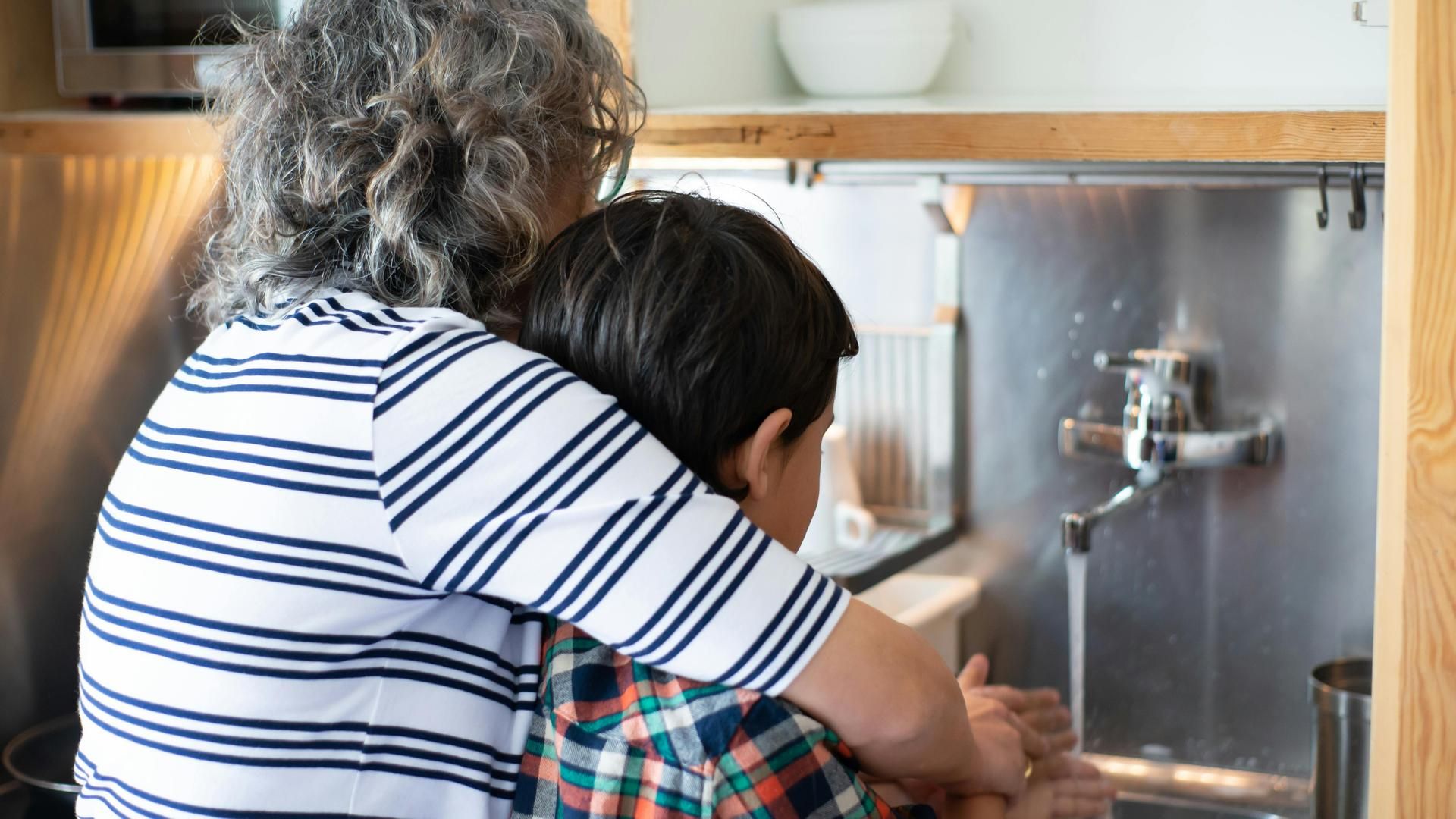 Fotografía de archivo de madre e hijo.