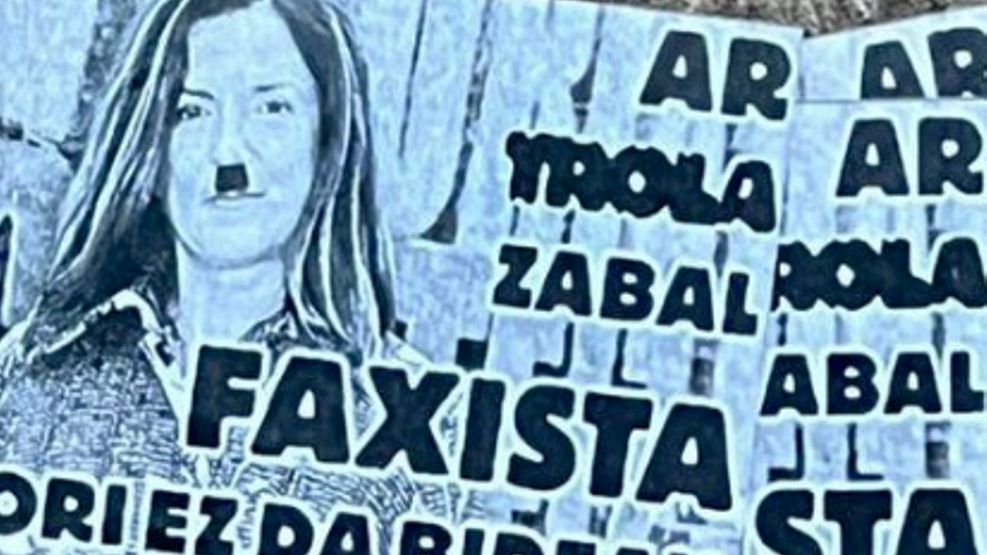 La concejal aparece en los panfletos con un bigote como Hitler
