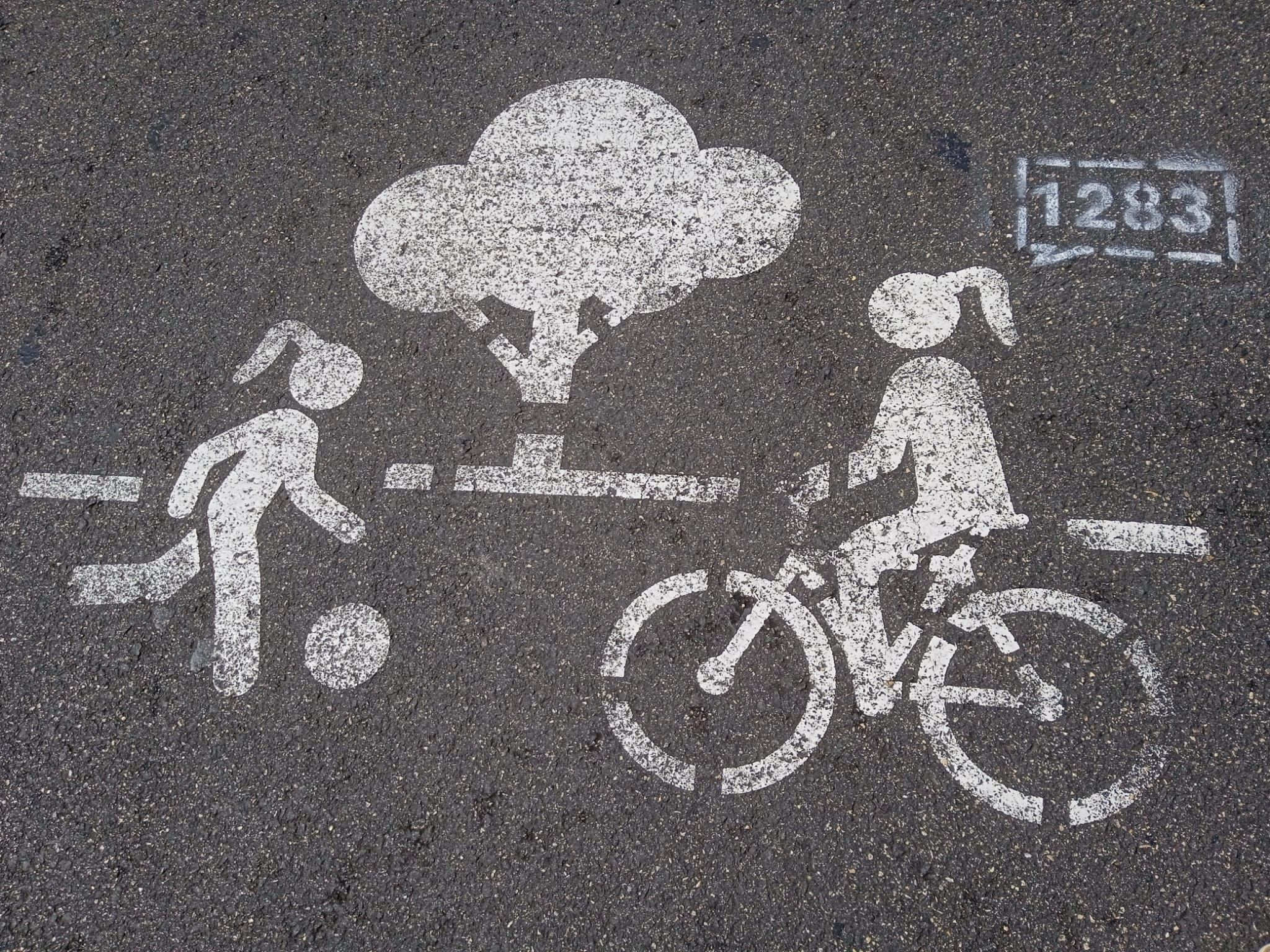 Las pintadas aparecieron junto a pasos de cebra