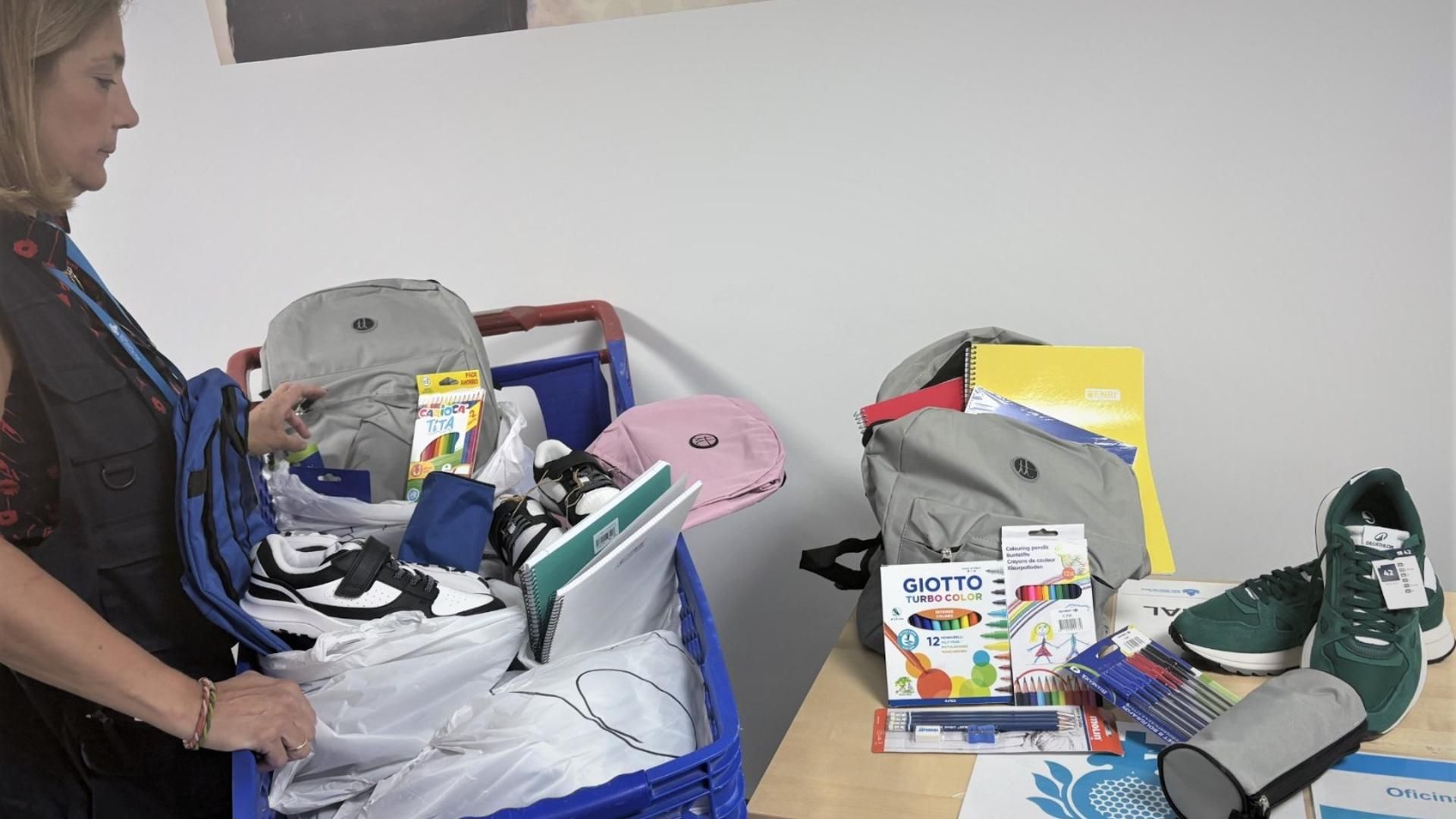 Material escolar entregado a cien niños de Jerez, Cádiz
