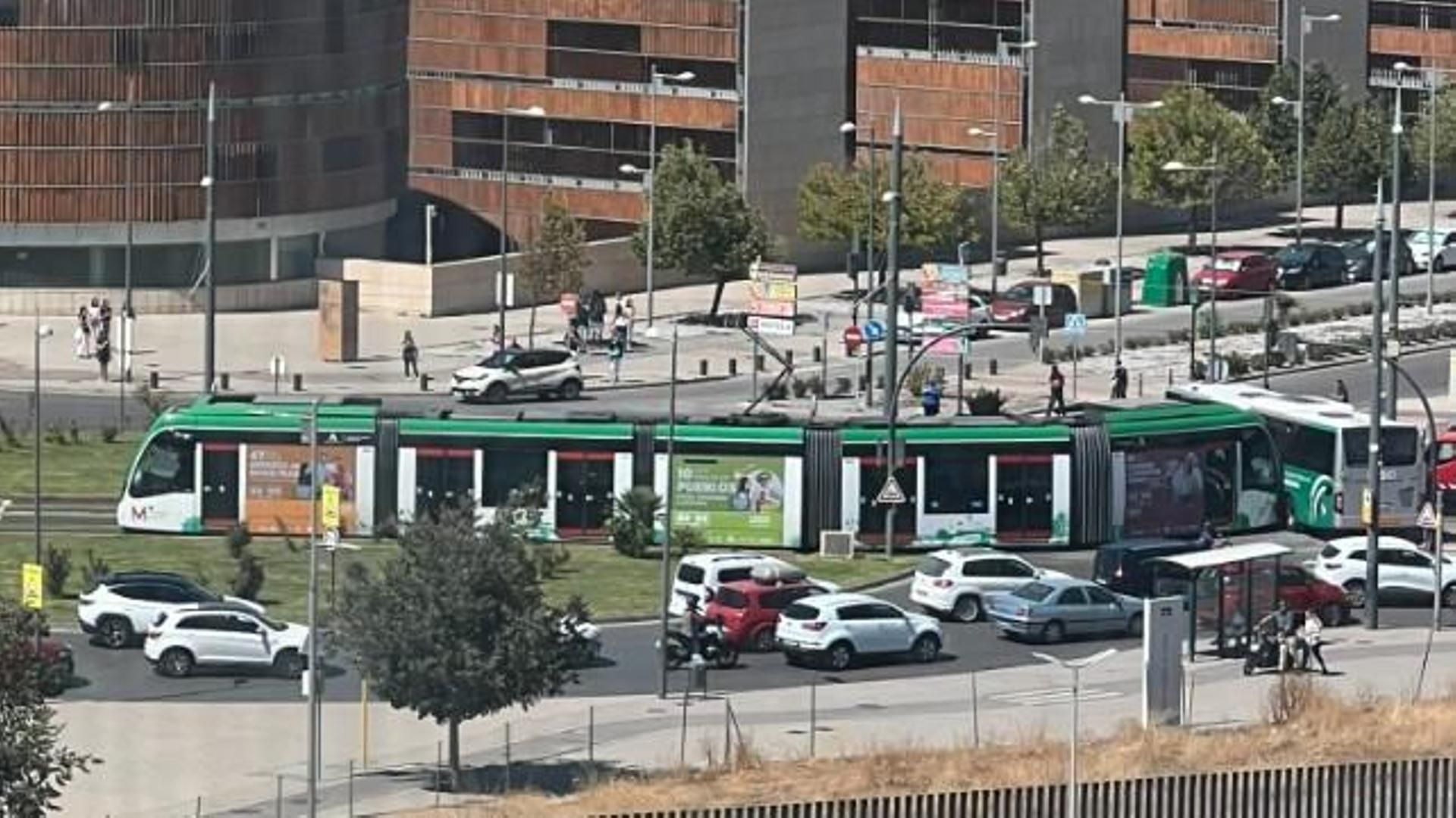 Nueve heridos leves tras una colisión entre el metro de Granada y un autobús en Armilla