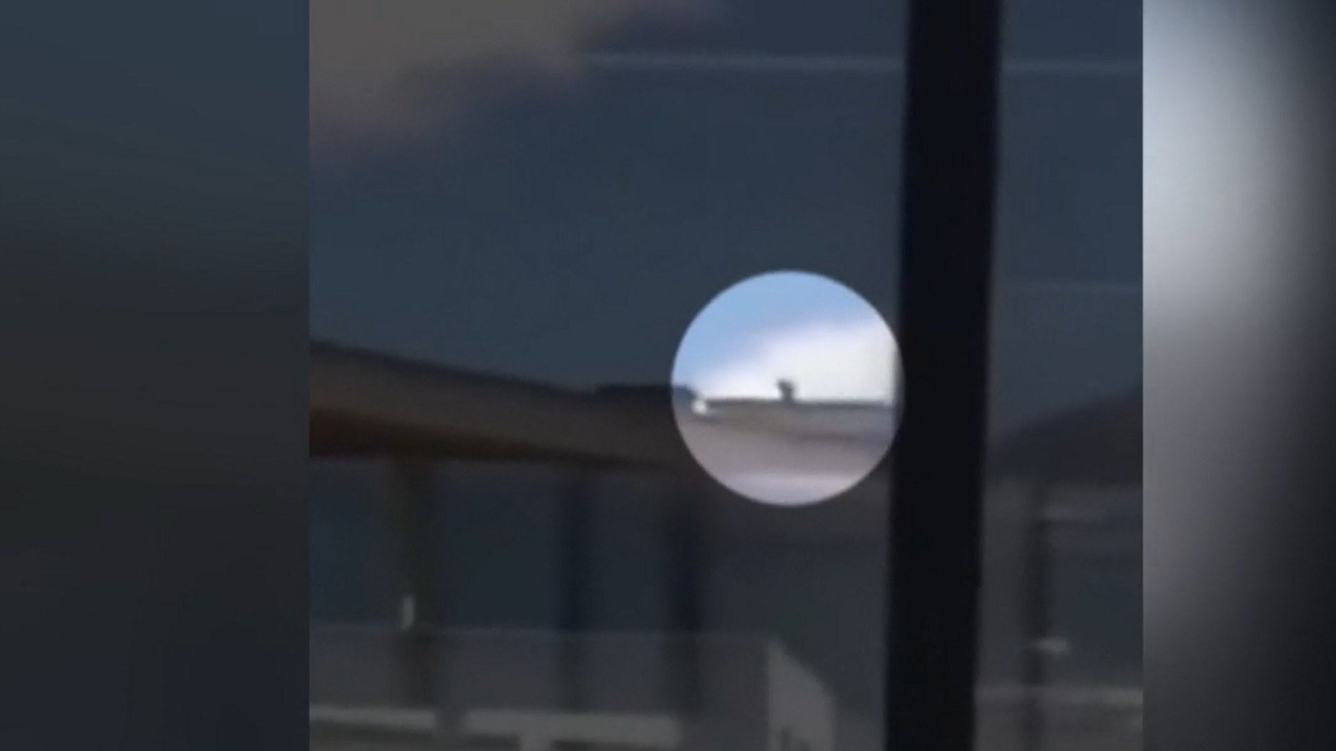 Se busca al autor del disparo que asesinó a Charlie Kirk en Utah: los vídeos muestran una figura extraña en el tejado Se busca al autor del disparo que asesinó a Charlie Kirk en Utah: los vídeos muestran una figura extraña en el tejado