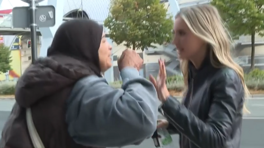 ¡Tensión en directo! Una okupa pierde los papeles con un equipo de 'En boca de todos': "Se ha puesto muy violenta"