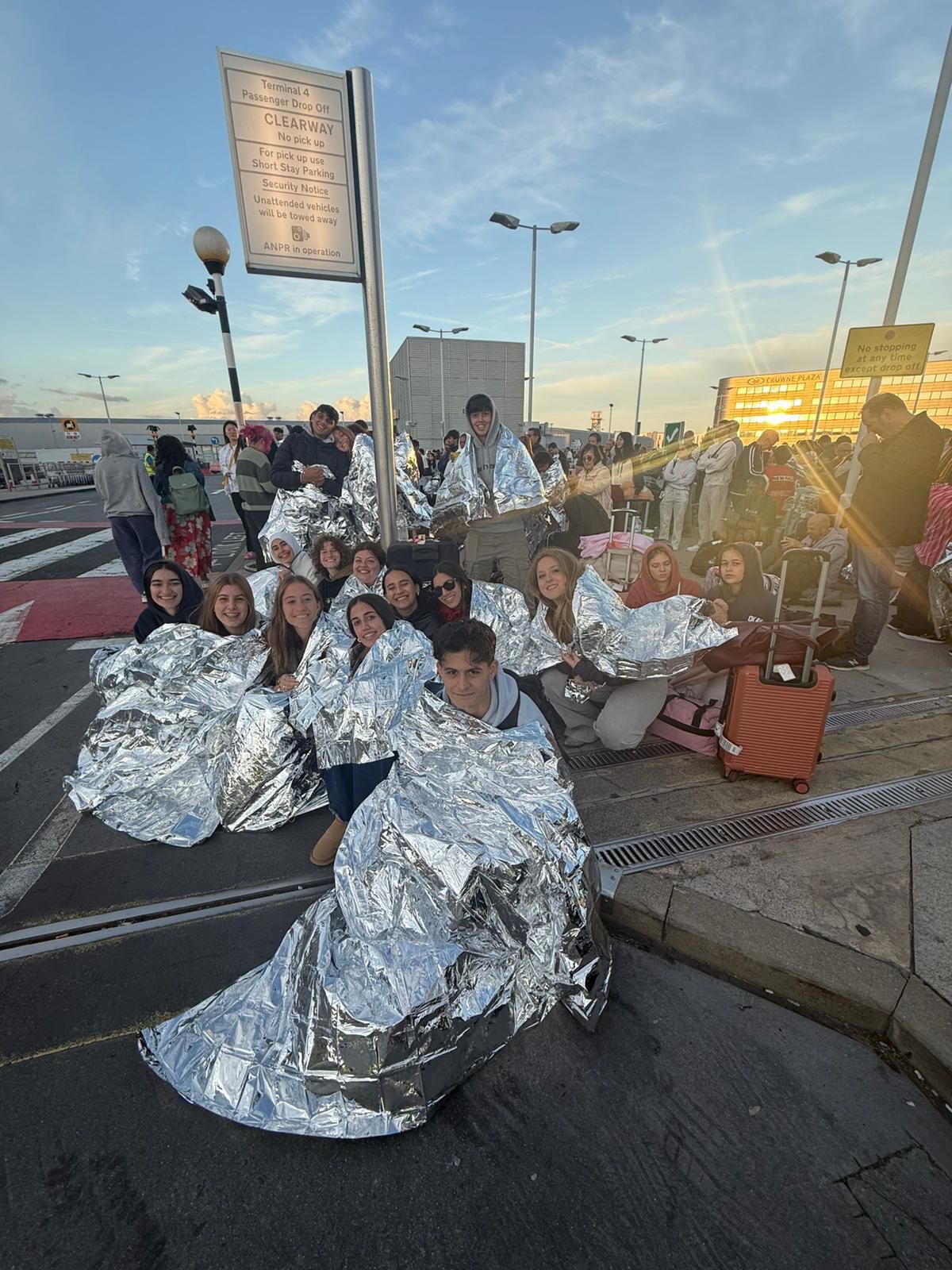 Tras varias horas de espera, les facilitaron mantas térmicas y agua para sobrellevar la espera en el exterior del aeropuerto de Londres