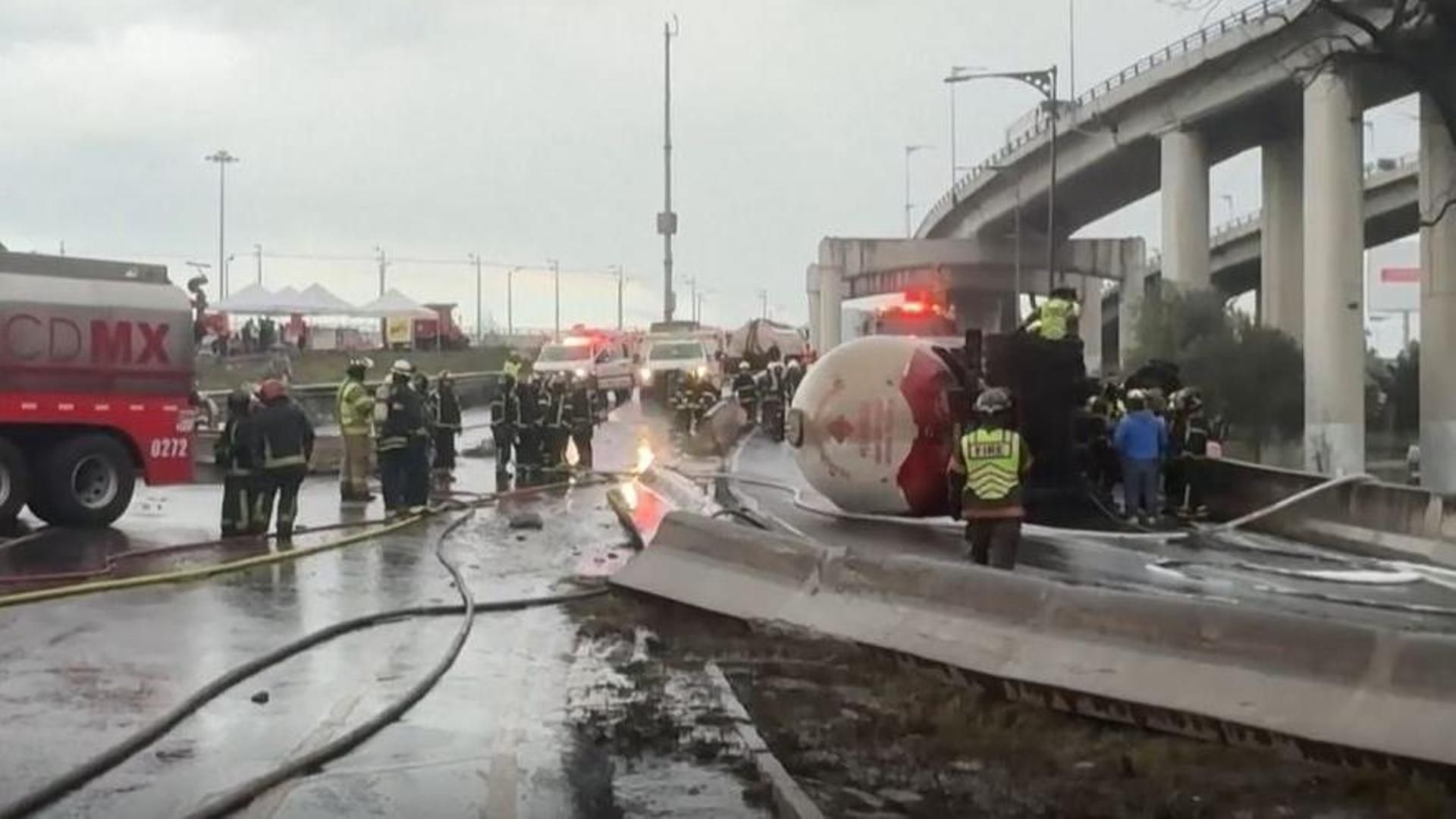 Tres muertos y decenas de heridos en México por la explosión de un camión cisterna que ha colapsado la capital Tres muertos y decenas de heridos en México por la explosión de un camión cisterna que ha colapsado la capital