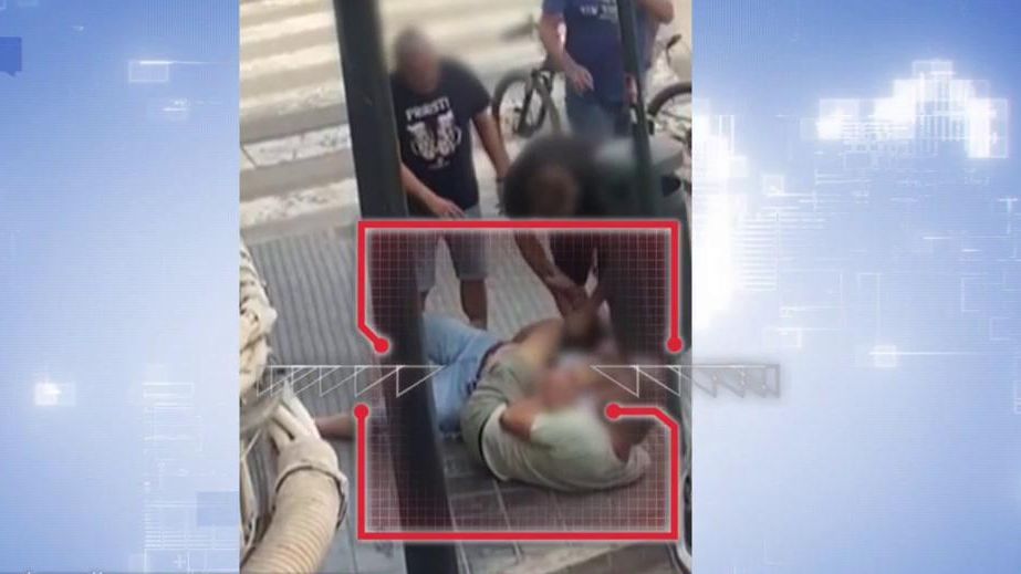 Un vecino salva la vida a una mujer que estaba siendo atacada con un machete por su propio marido en Valencia: "Yo vi cómo intentaba acuchillarla"