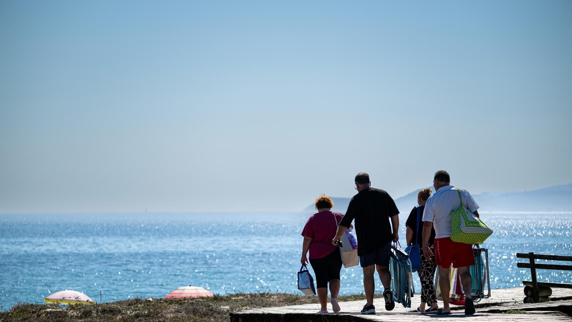 Archivo - Varias personas se dirigen a la playa Silgar, a 30 de septiembre de 2023, en Sanxenxo, Pontevedra, Galicia (España).