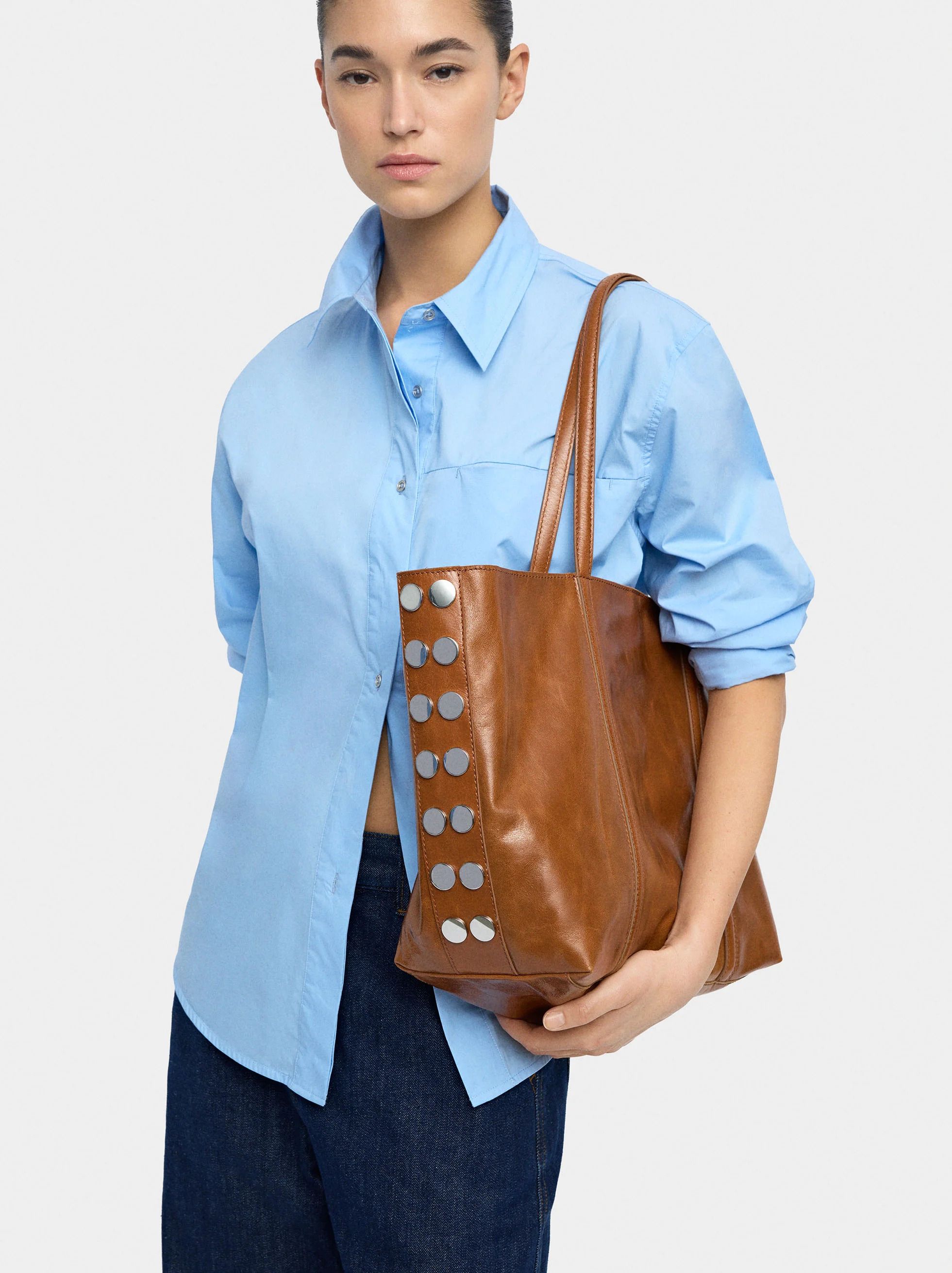 Bolso de Parfois, de piel y con tachuelas
