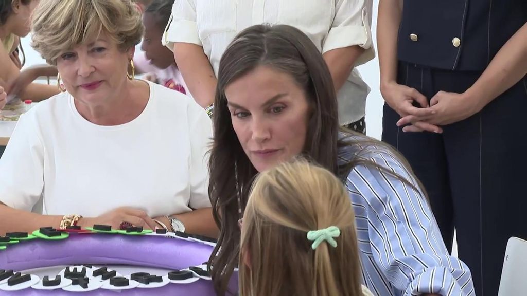 Alumnos de un colegio de La Rioja reciben a la reina Letizia con una canción de 'Extremoduro'