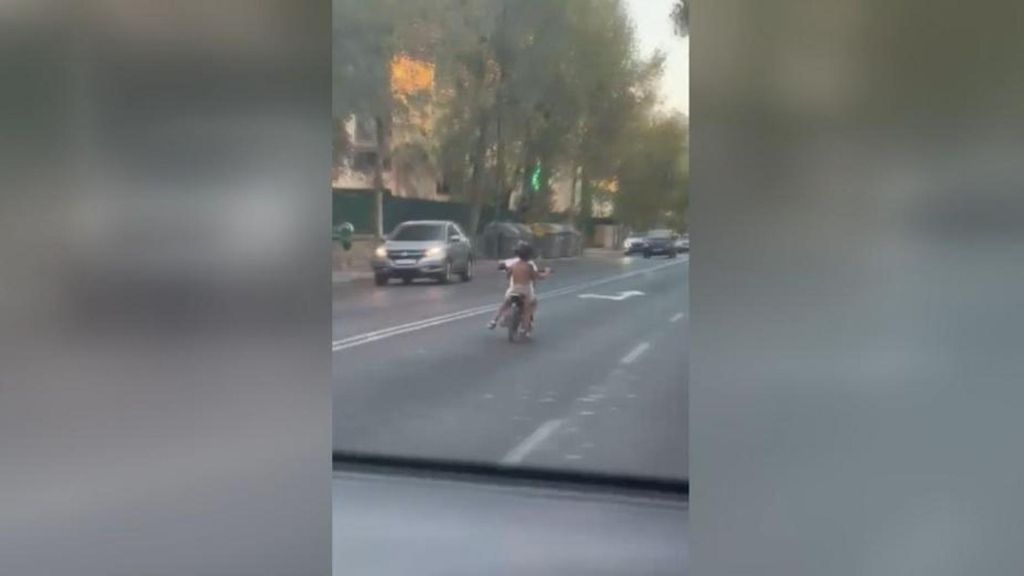 Graban a dos niños circulando en una moto y sin casco por el centro de Sevilla