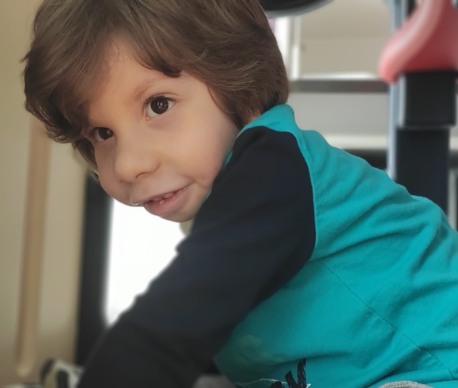 Hugo convive con una traqueostomía desde casi su nacimiento y ha pasado dos años escolarizado en su casa