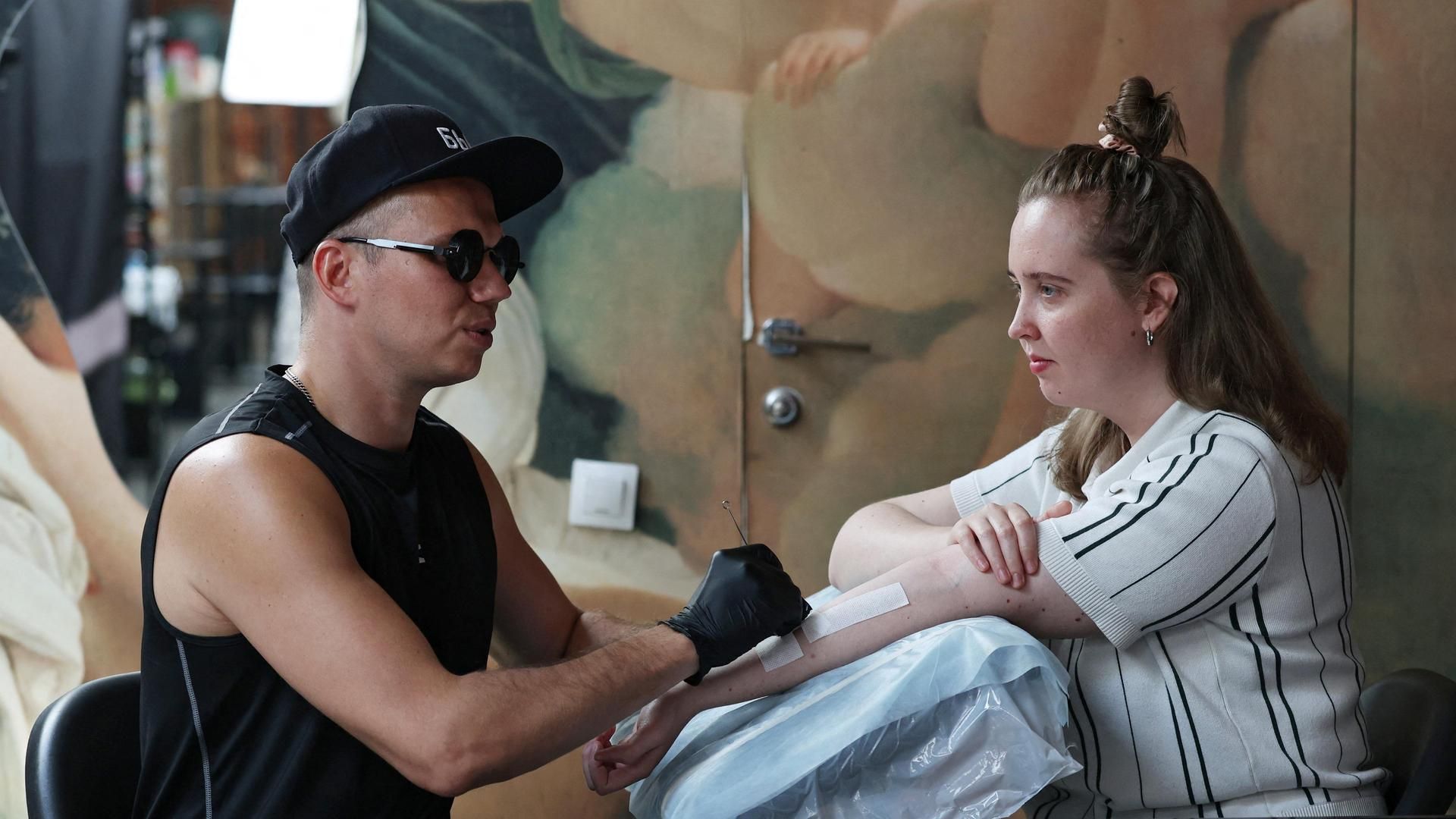 Igor, un tatuador ciego que causa sensación en Moscú gracias a su técnica