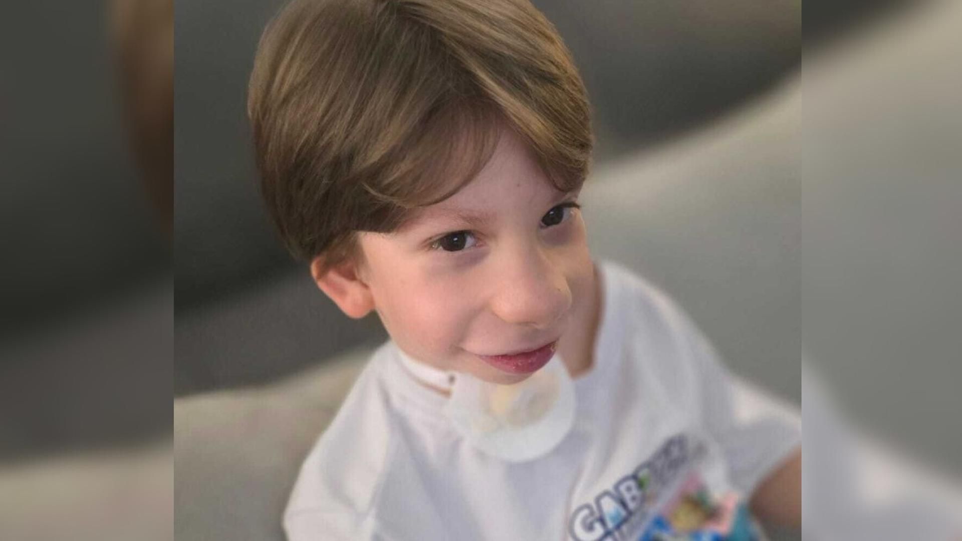 La familia de Hugo, un niño de Laracha que convive con una traqueostomía, reclama una enfermera para que pueda ir al colegio