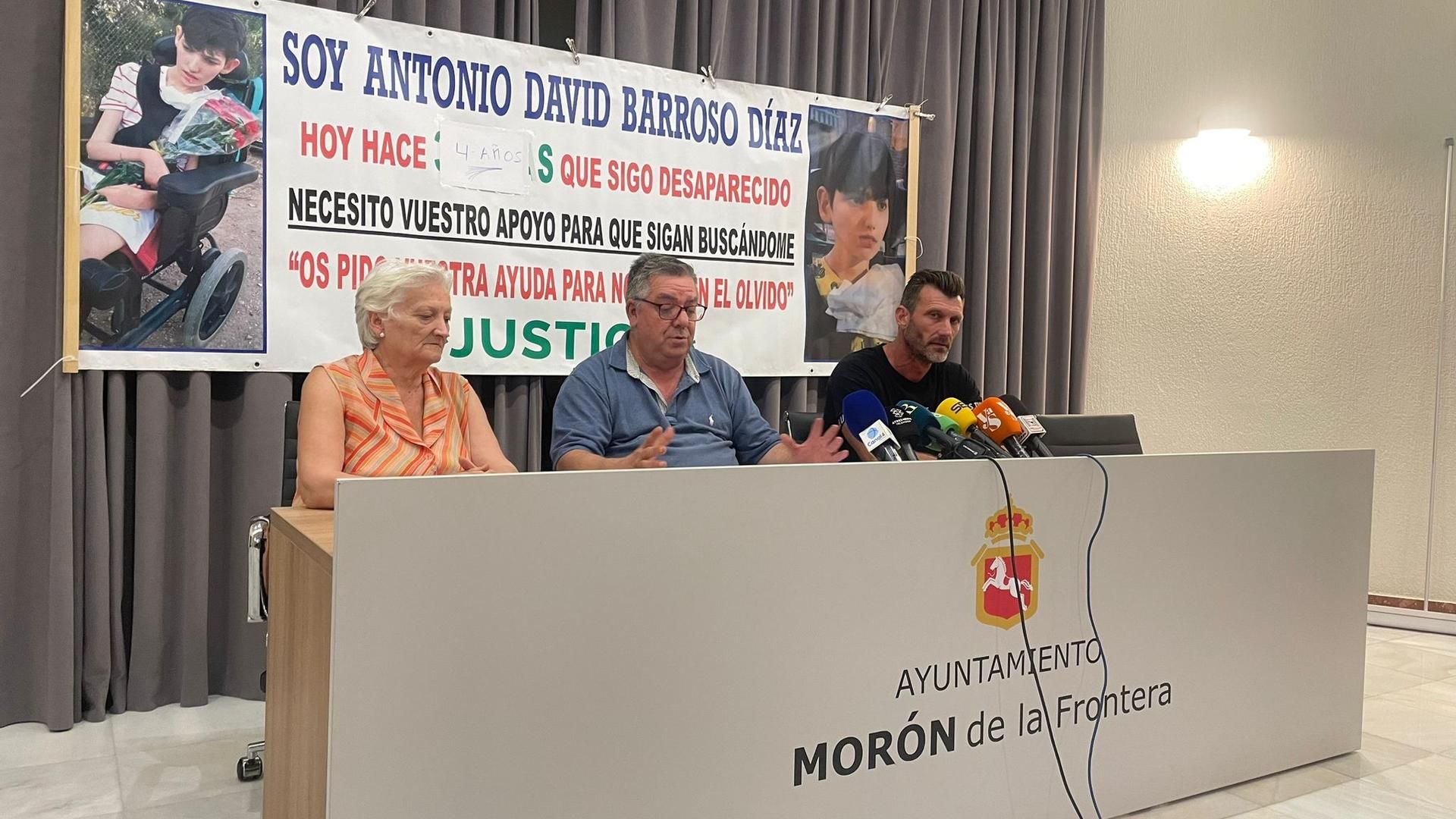 La familia paterna de Antonio David atiende a los medios de comunicación en el cuarto aniversario de su desaparición
