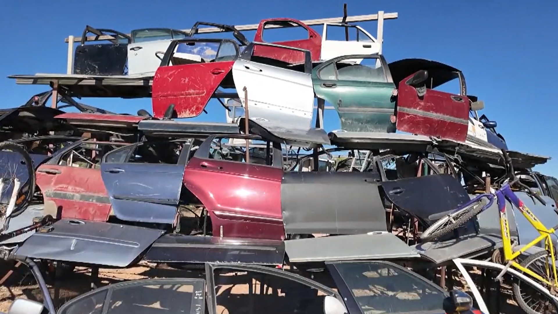 La Torre de Babel de la DANA, la escultura creada con puertas de los miles de coches afectados por la riada
