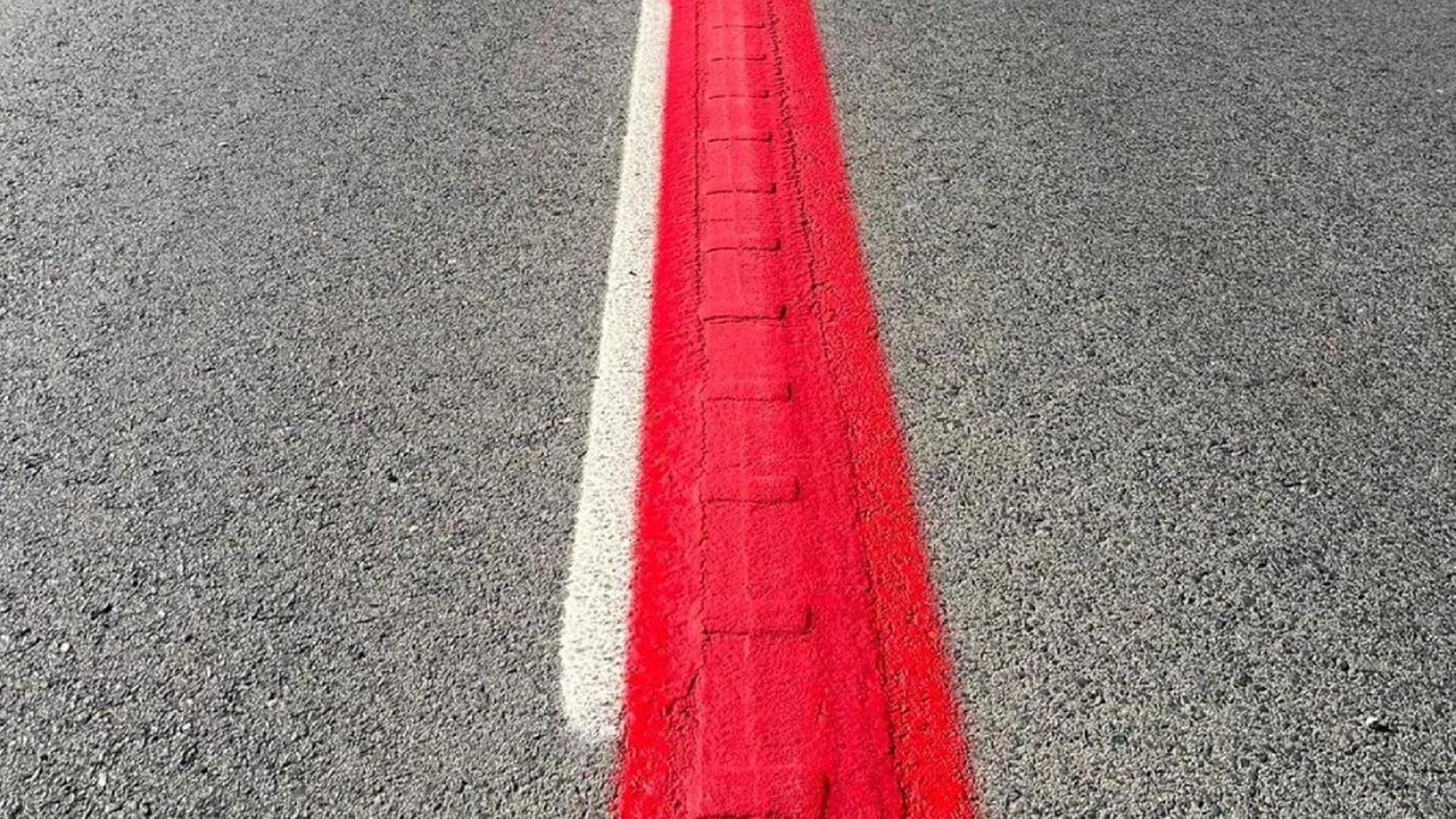 Línea continua roja