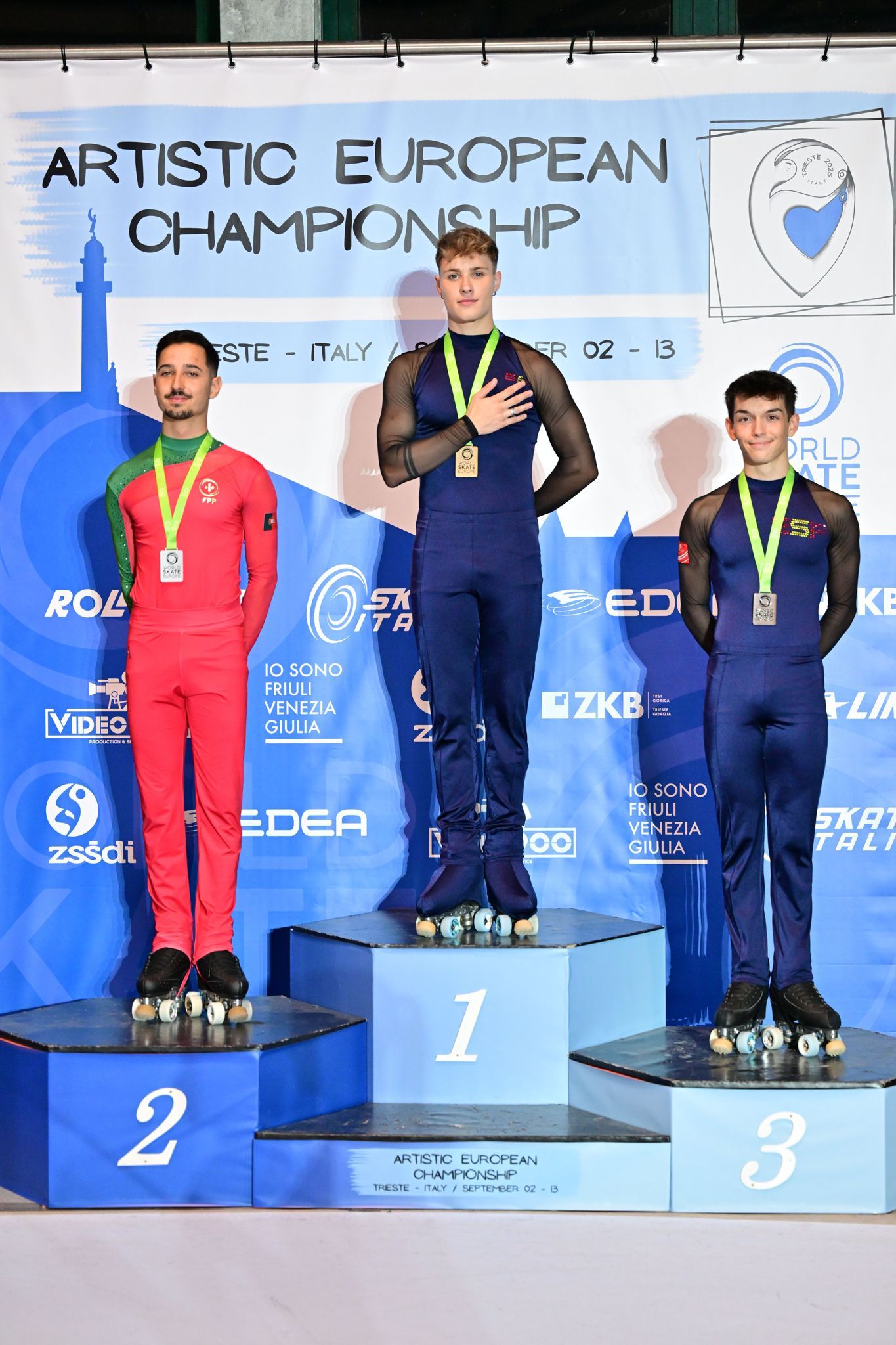 Lucas en el podium con el segundo y tercer clasificado en el campeonato europeo