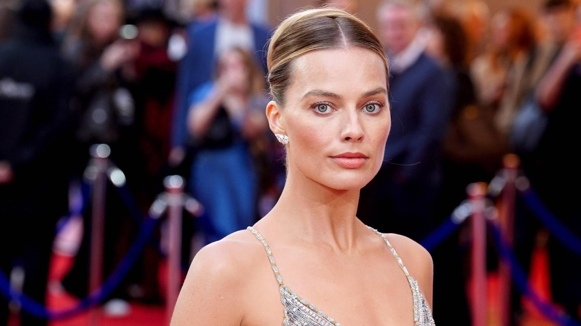Margot Robbie con un vestido de Georgio Armani