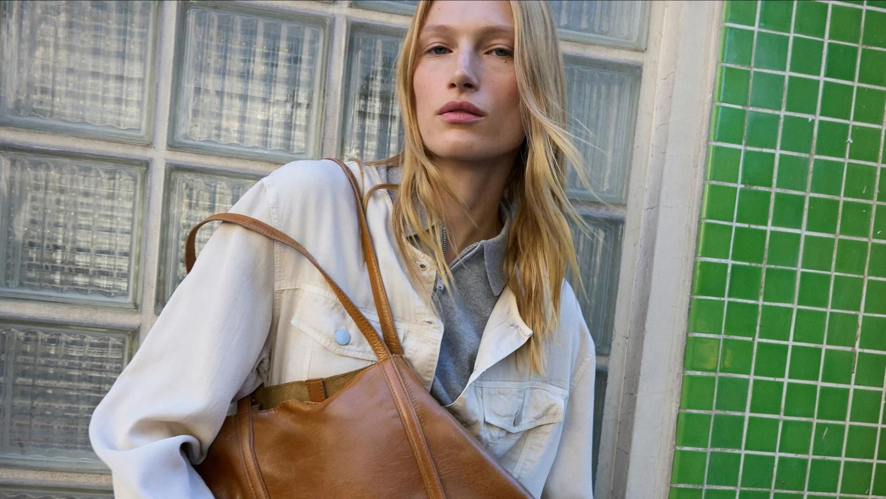 Mujer con bolso de Parfois, de piel y personalizable con tus iniciales, ideal para ir al trabajo
