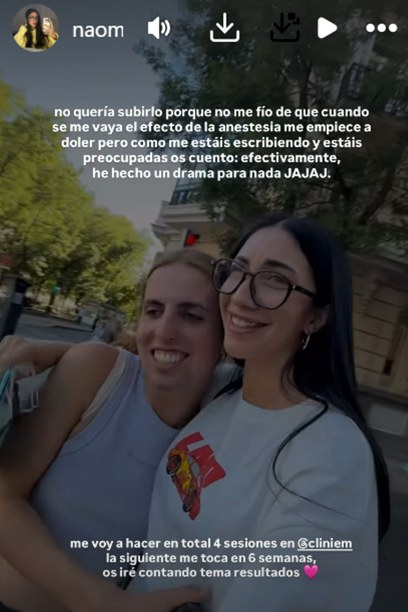 Naomi Asensi, acompañada de Albert Infante, a la salida de su intervención