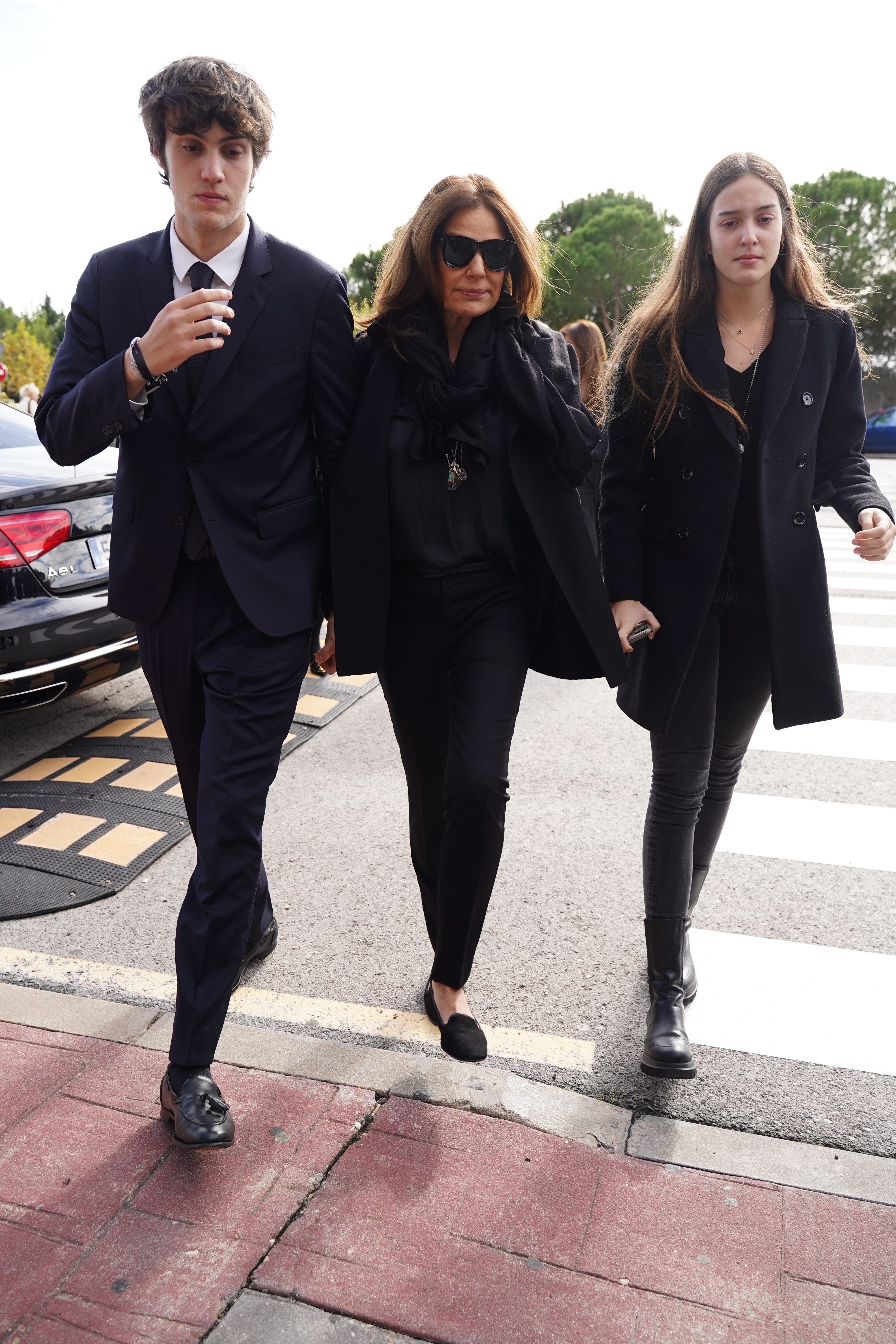 Nuria junto a sus dos hijos en el sepelio de Fefé