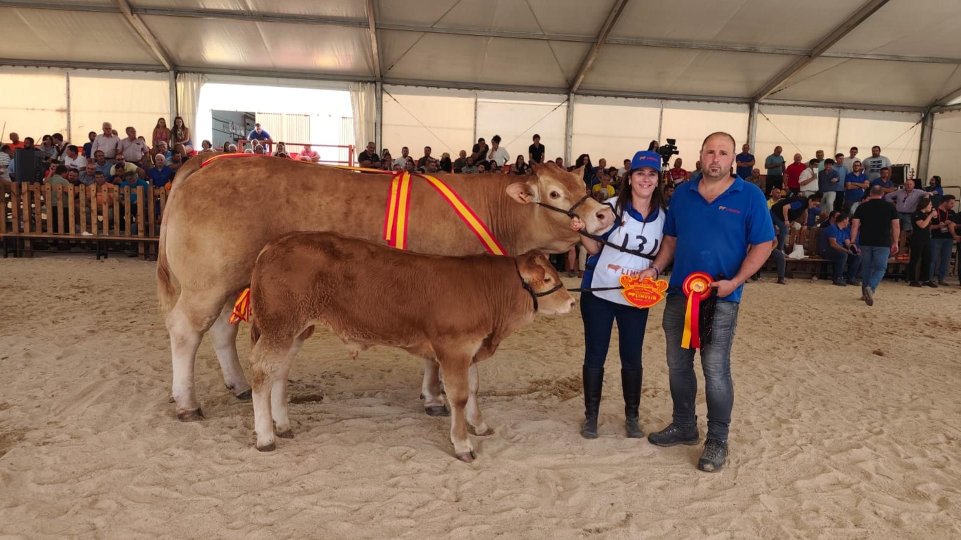 Teka posa junto a su hijo Aquiles, acompañados de Gaizka Sierra y María Quintana, sus dueños y criadores