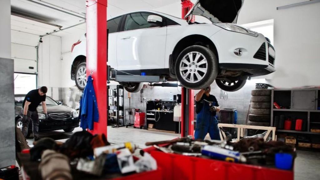 Los talleres mecánicos en Galicia, en crisis por la falta de piezas y de personal