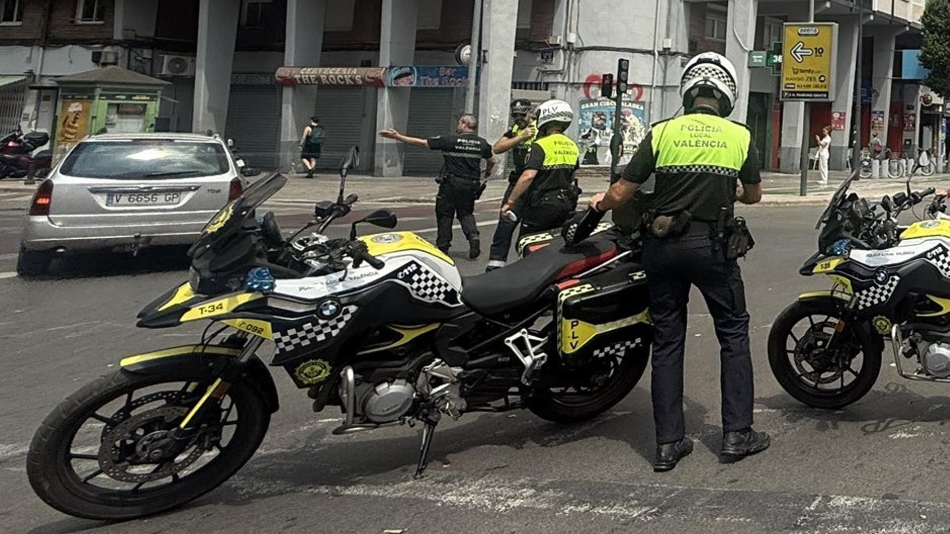 Agentes dirigiendo el tráfico en Valencia capital