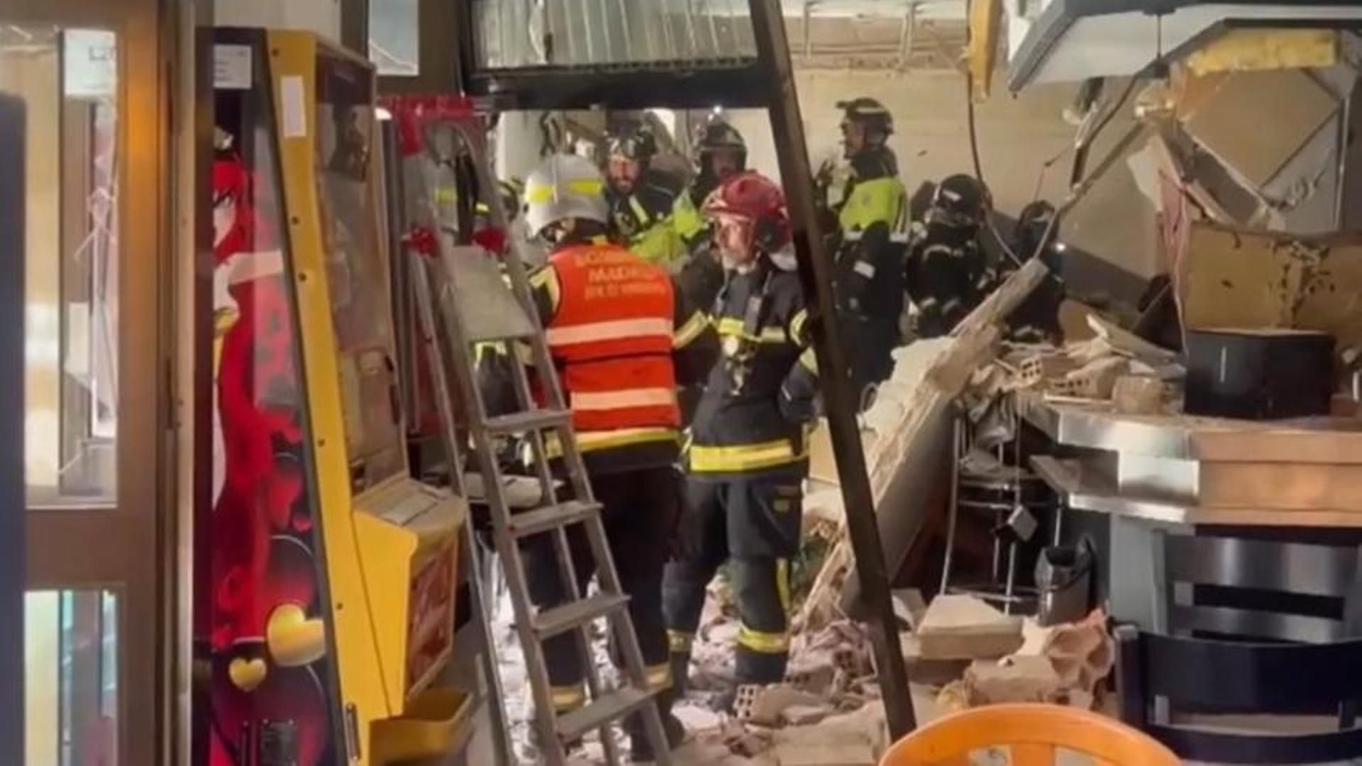 Al menos 25 heridos, tres graves, por una explosión de gas en un bar en Puente de Vallecas, Madrid