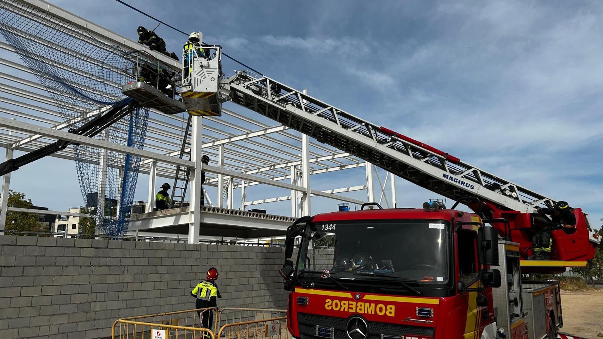 Camión de bomberos con grúa en Madrid