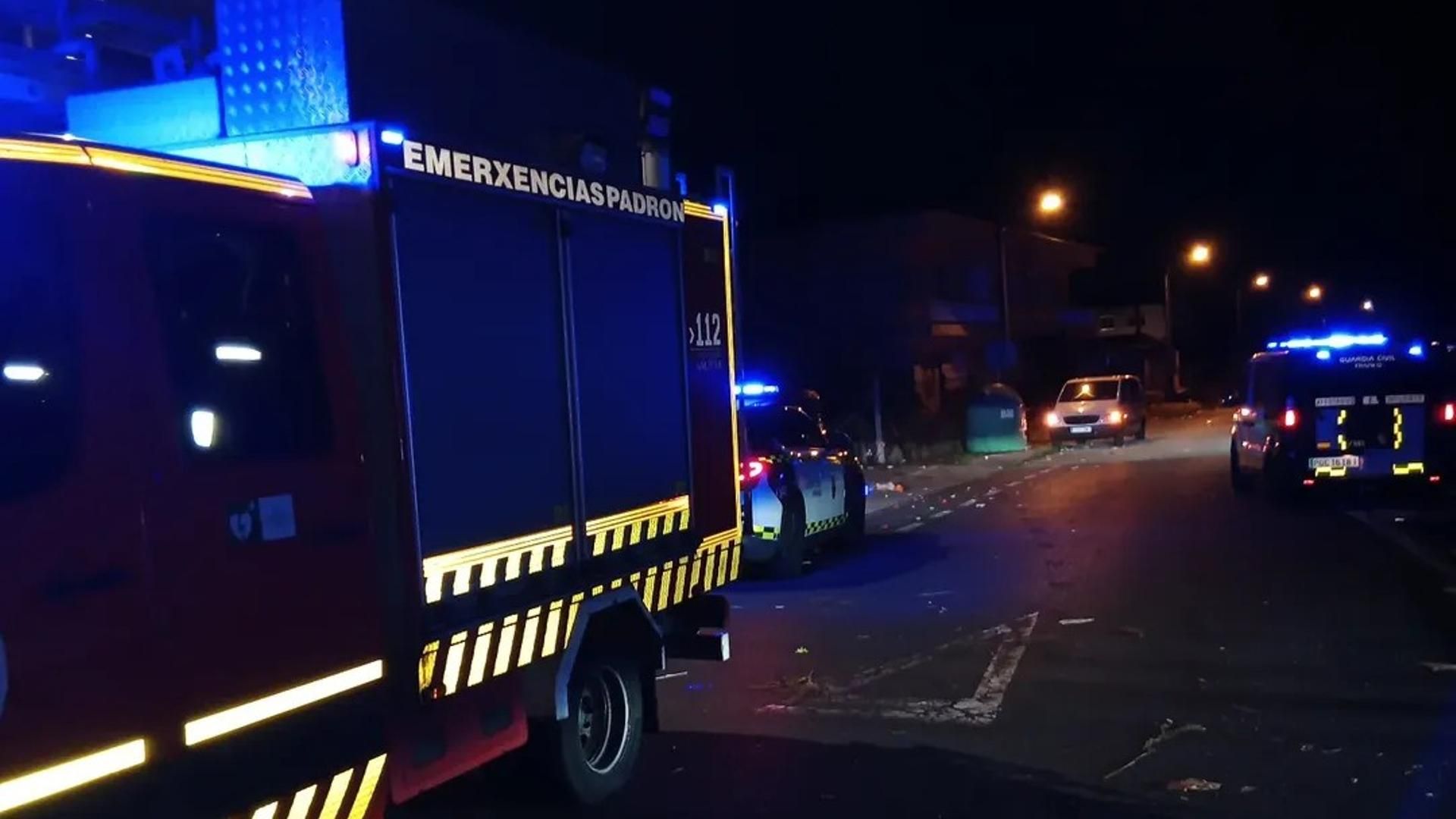 Camión de bomberos y coches de Guardia Civil en Valga