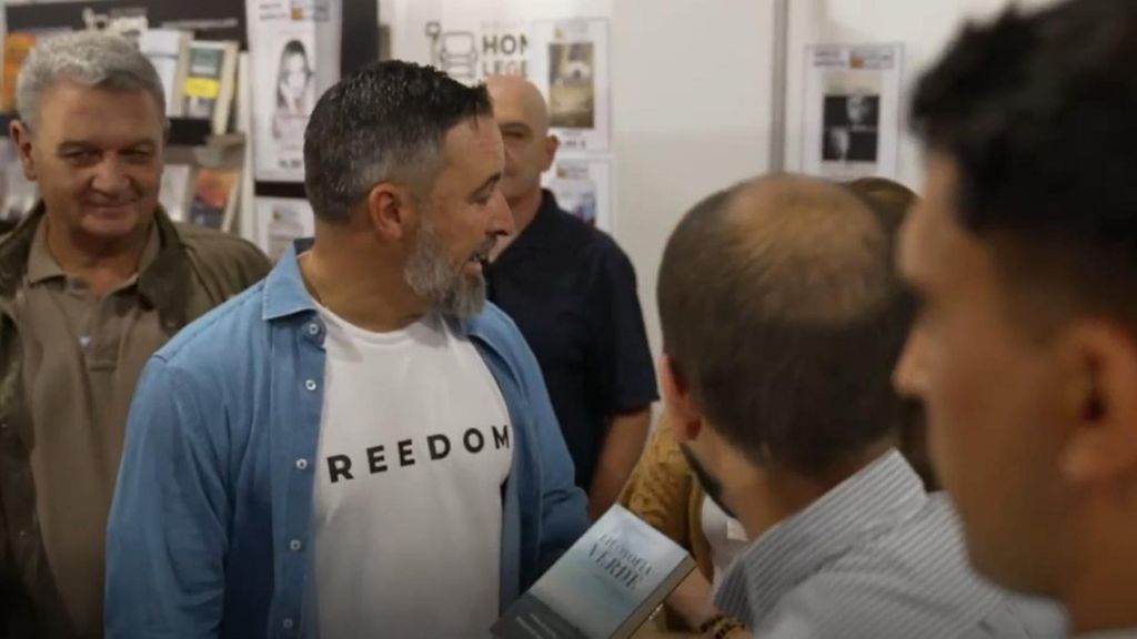 El 'homenaje' de Santiago Abascal a Charlie Kirk, líder ultra asesinado en Estados Unidos, en el evento de Vox en Madrid