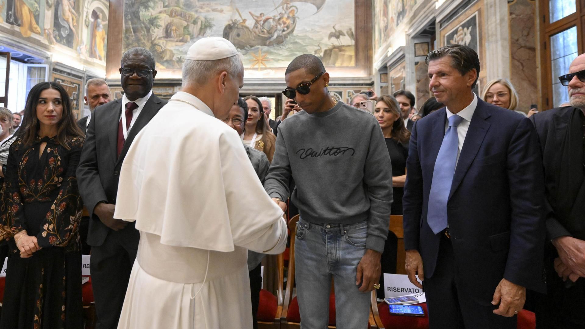 El papa saluda a Pharrell Williams en la víspera del 'macroconcierto' vaticano