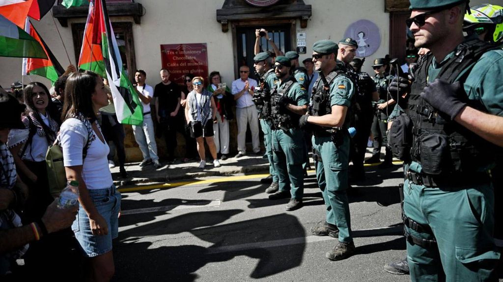 Irene Montero e Ione Belarra, entre las manifestantes que han invadido la carretera para bloquear el paso de La Vuelta en Cercedilla