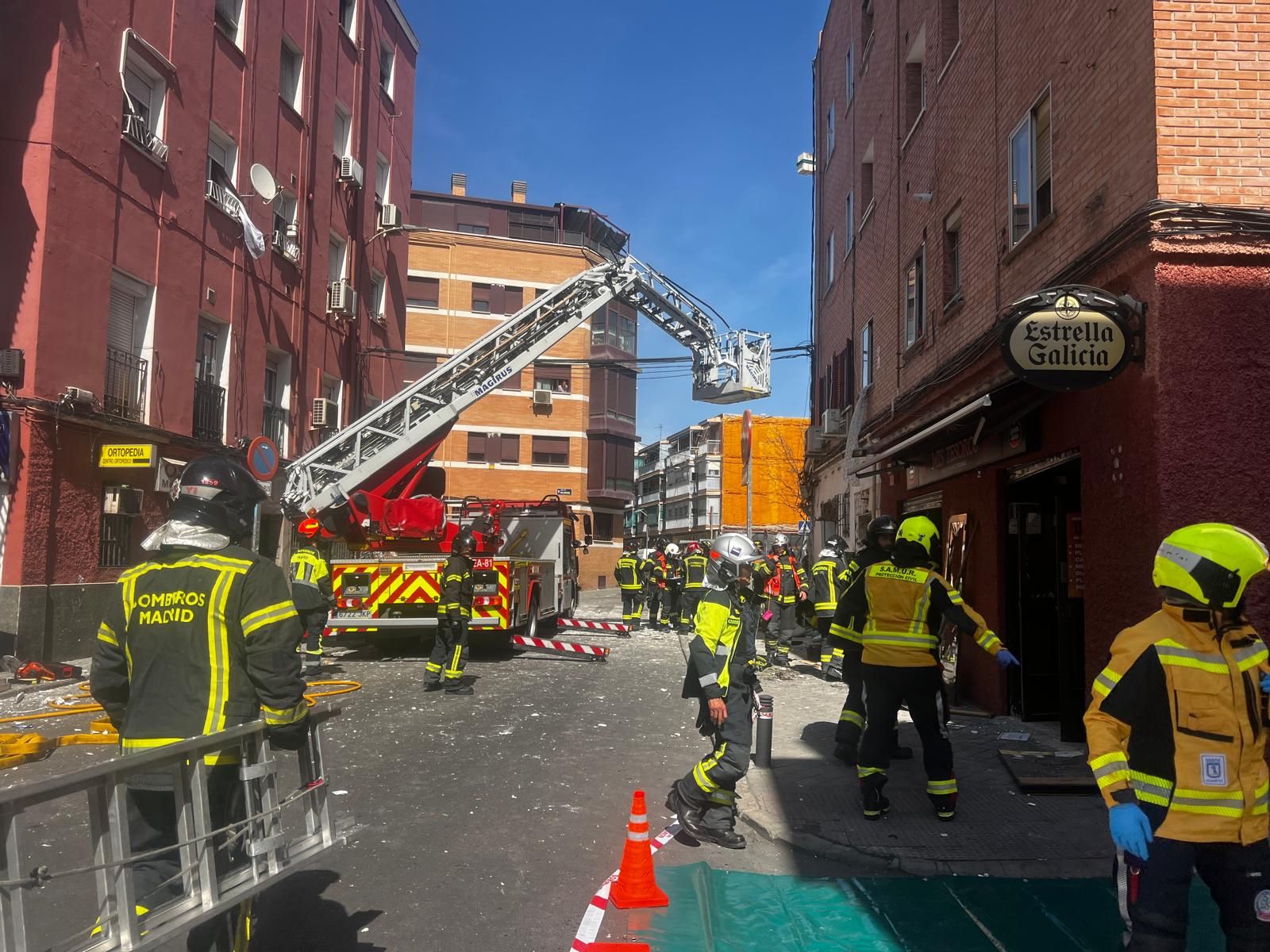 Las imágenes de la devastación en Vallecas tras la explosión de un bar