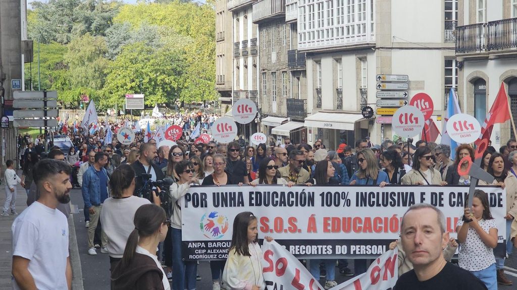 Cientos de personas protestan en Santiago por "recortes" en educación y piden "prioridad" para atención a la diversidad