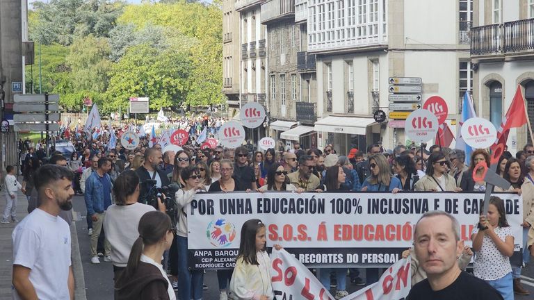 Manifestación en Santiago contra los recortes y por una educación inclusiva