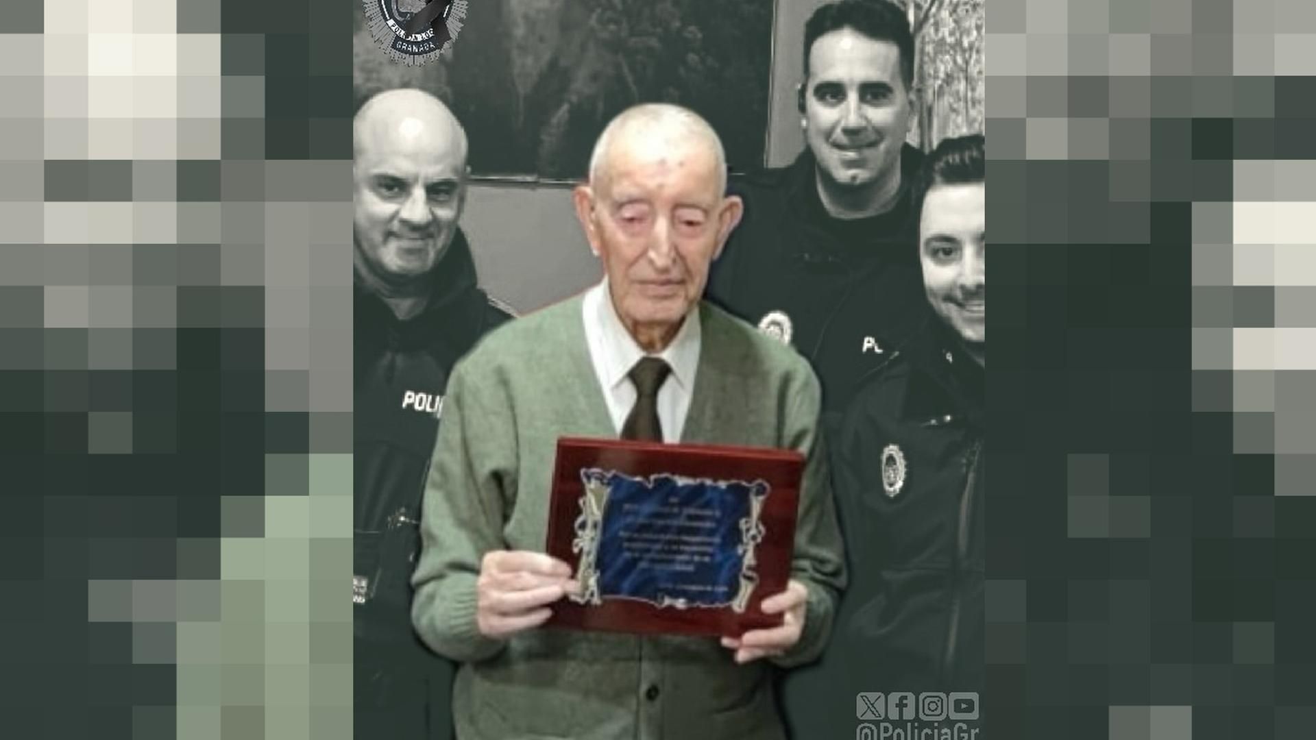 Agentes de la Policía de Granda con el centenario José Garrido