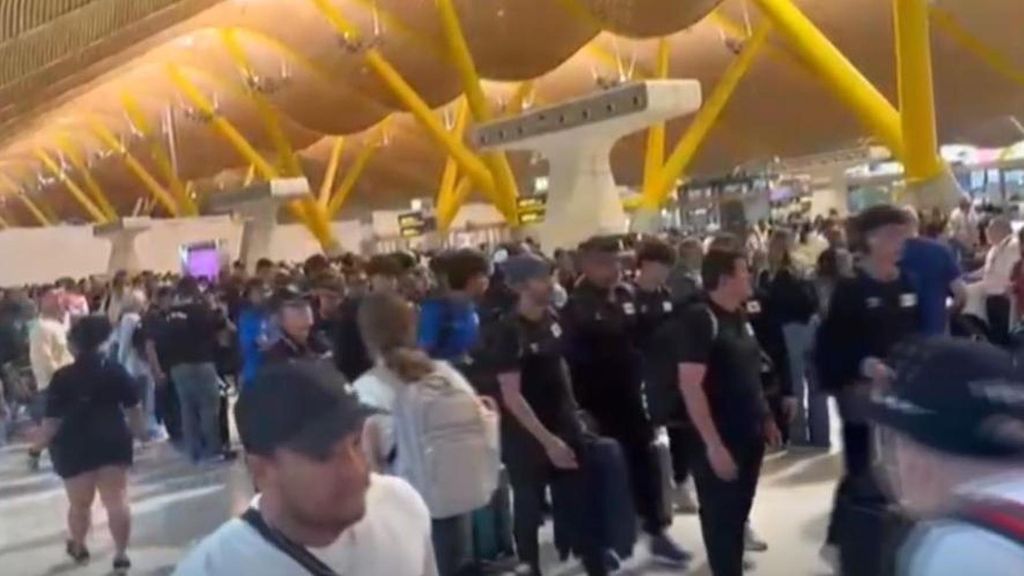 Aglomeraciones y retrasos en los controles de Madrid-Barajas por una huelga del personal de seguridad