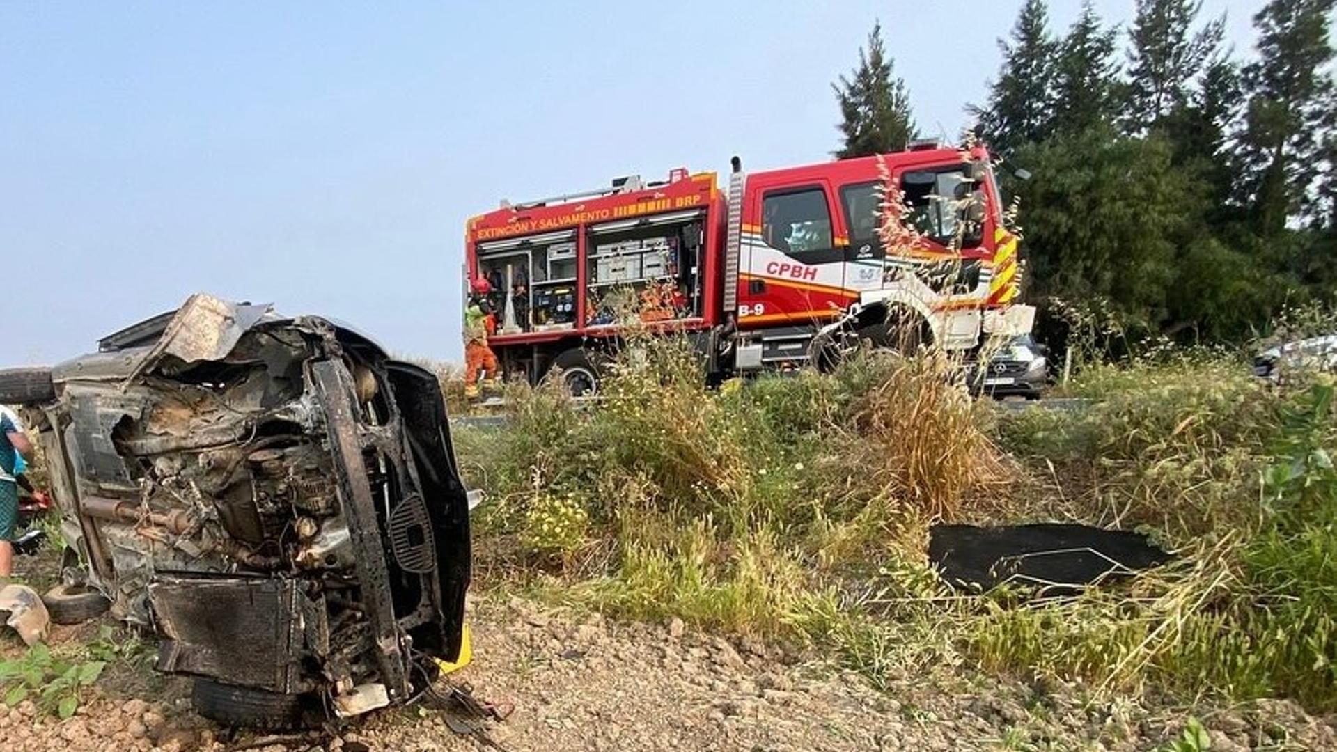 Camión de bomberos y coche accidentado en Huelva provincia
